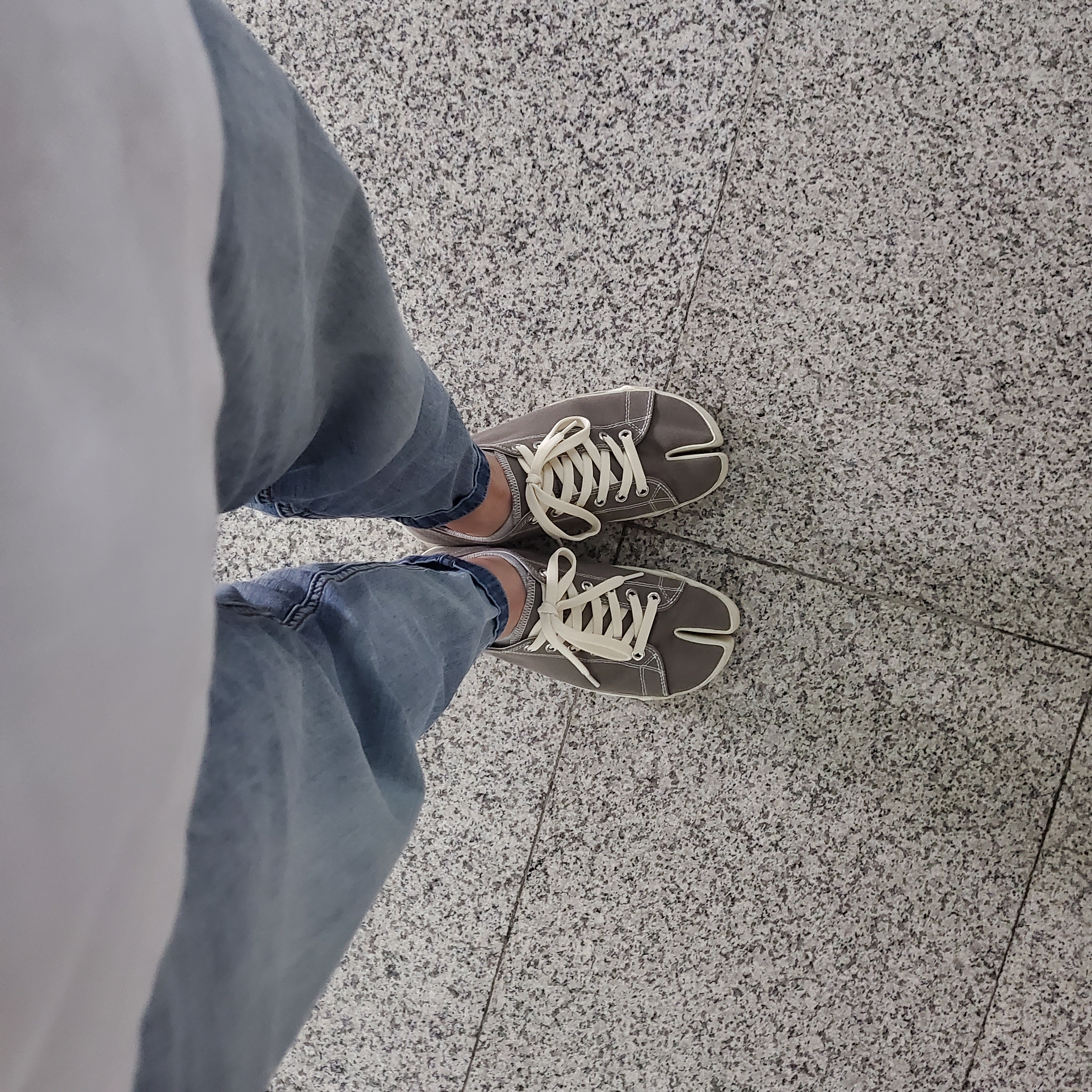 Maison Margiela Tabi Low Grey 착용 스타일