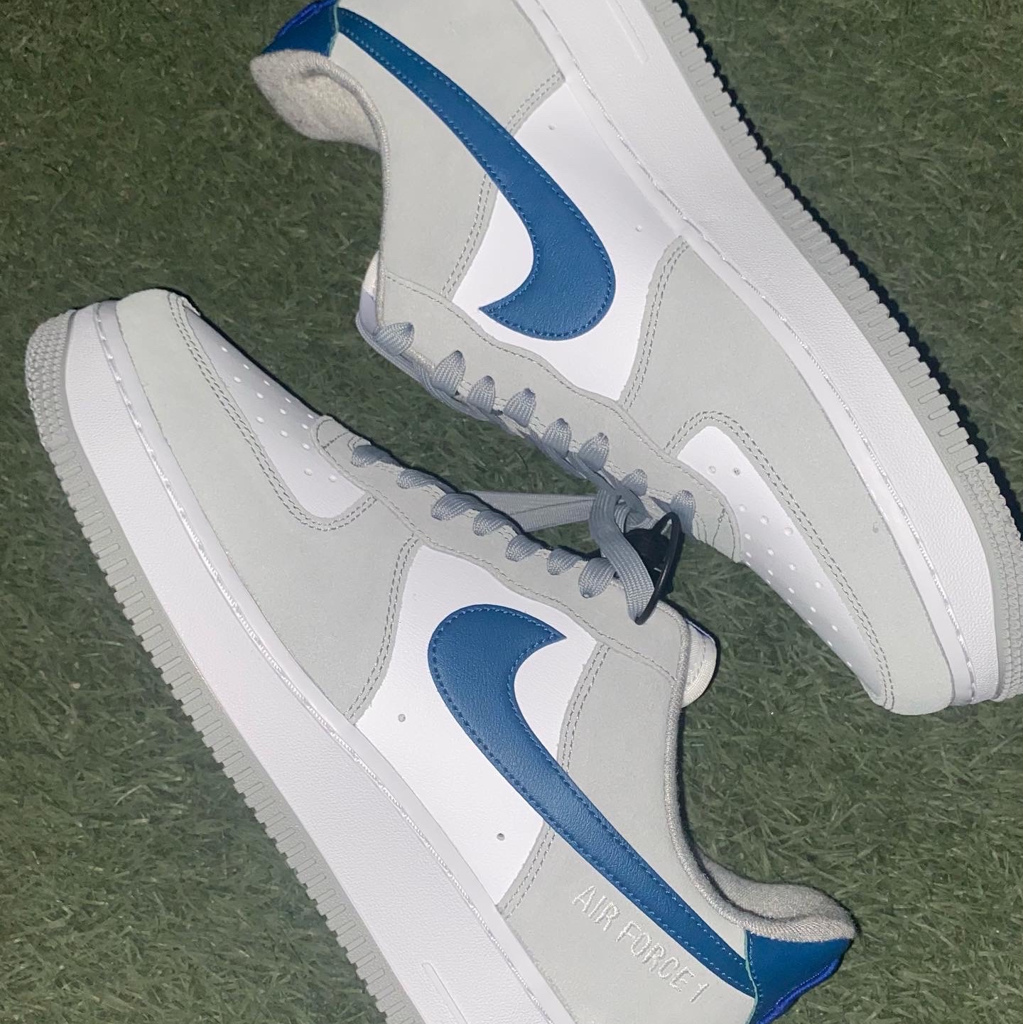 Nike Air Force 1 '07 LV8 Athletic Club Light Smoke Grey Marina 착용 스타일 - 1