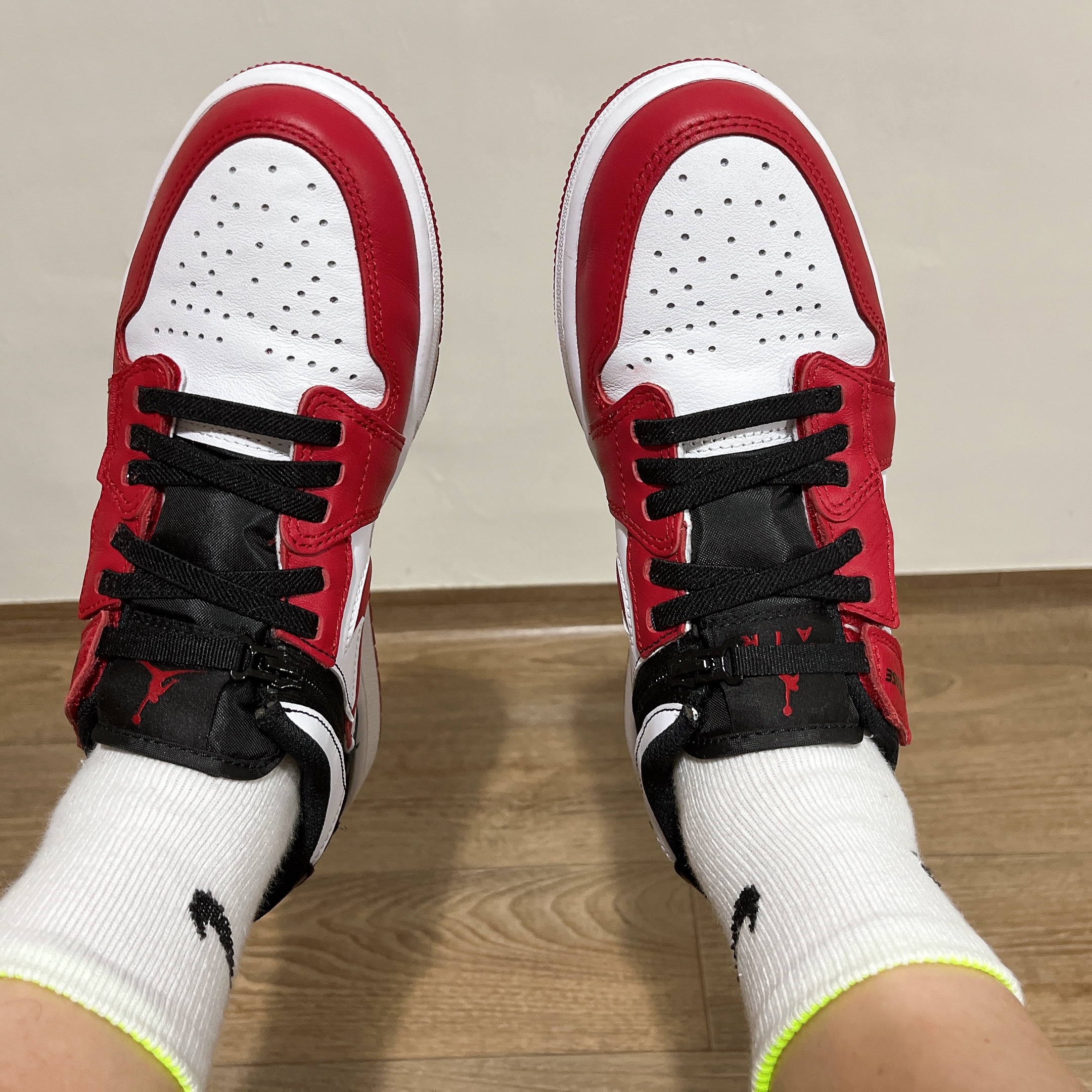 Jordan 1 Low Flyease Gym Red and Black 착용 스타일 - 1