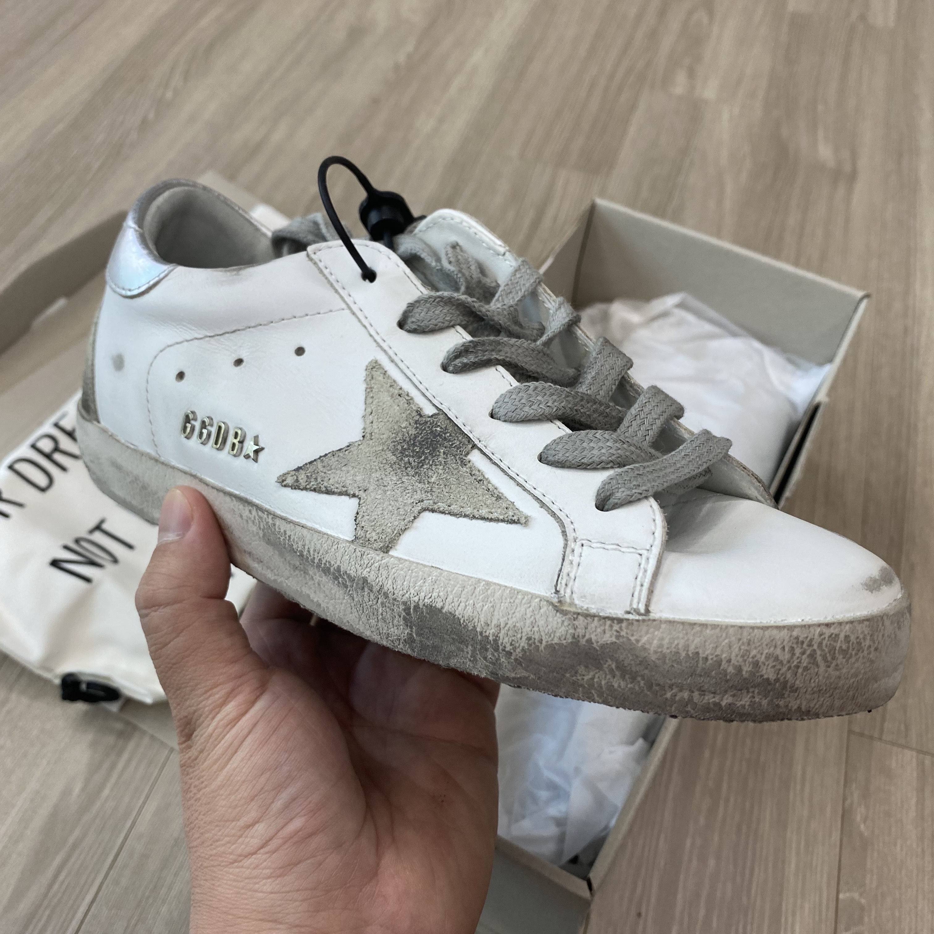 (W) Golden Goose Superstar White Silver Heel Tab Sneakers 착용 스타일