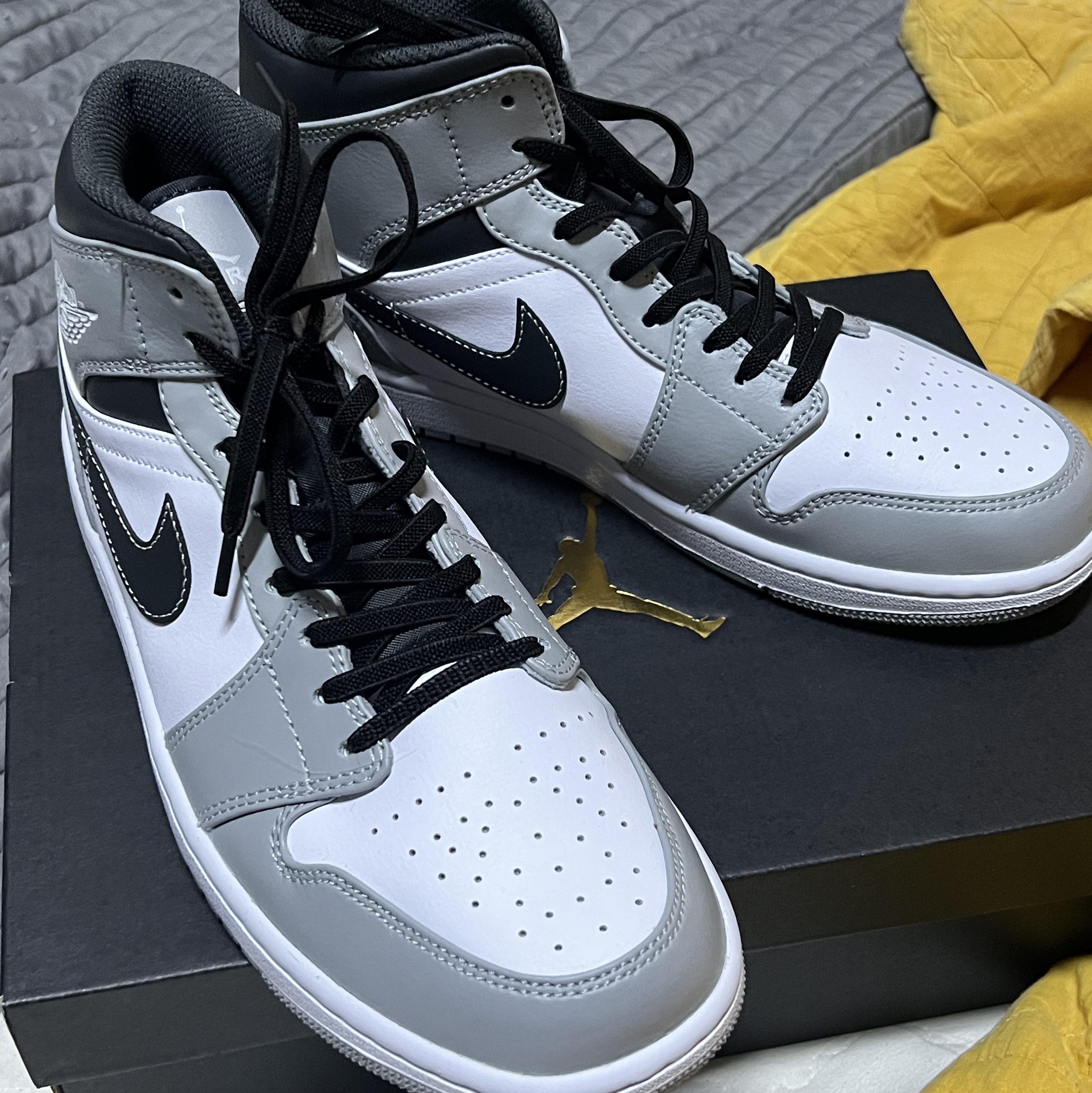 Jordan 1 Mid Light Smoke Grey Anthracite, (W) Jordan 1 Mid Grey Fog 착용 스타일 - 1