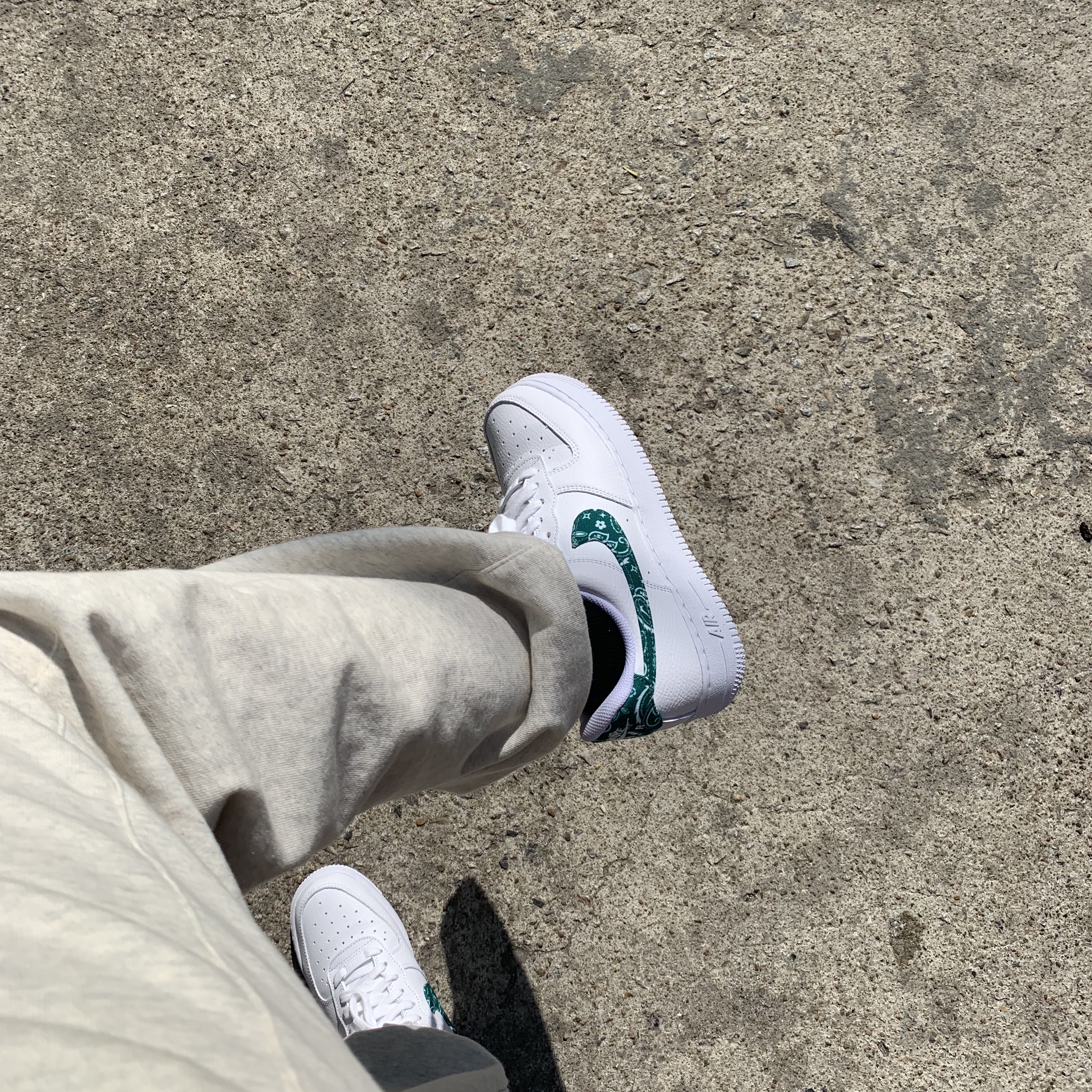 (W) Nike Air Force 1 '07 Essential Paisley Swoosh White Malachite 착용 스타일 - 1