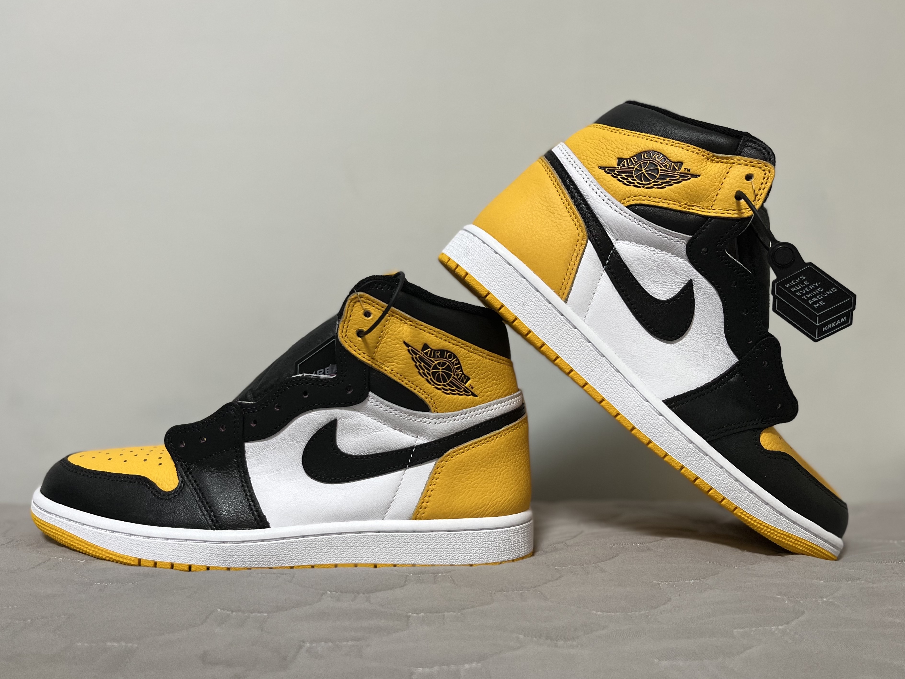 Jordan 1 Retro High OG University Gold Light Bordeaux 착용 스타일 - 3