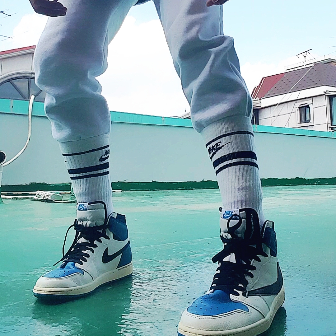 Jordan 1 x Travis Scott x Fragment Retro High OG SP Military Blue 착용 스타일 - 2
