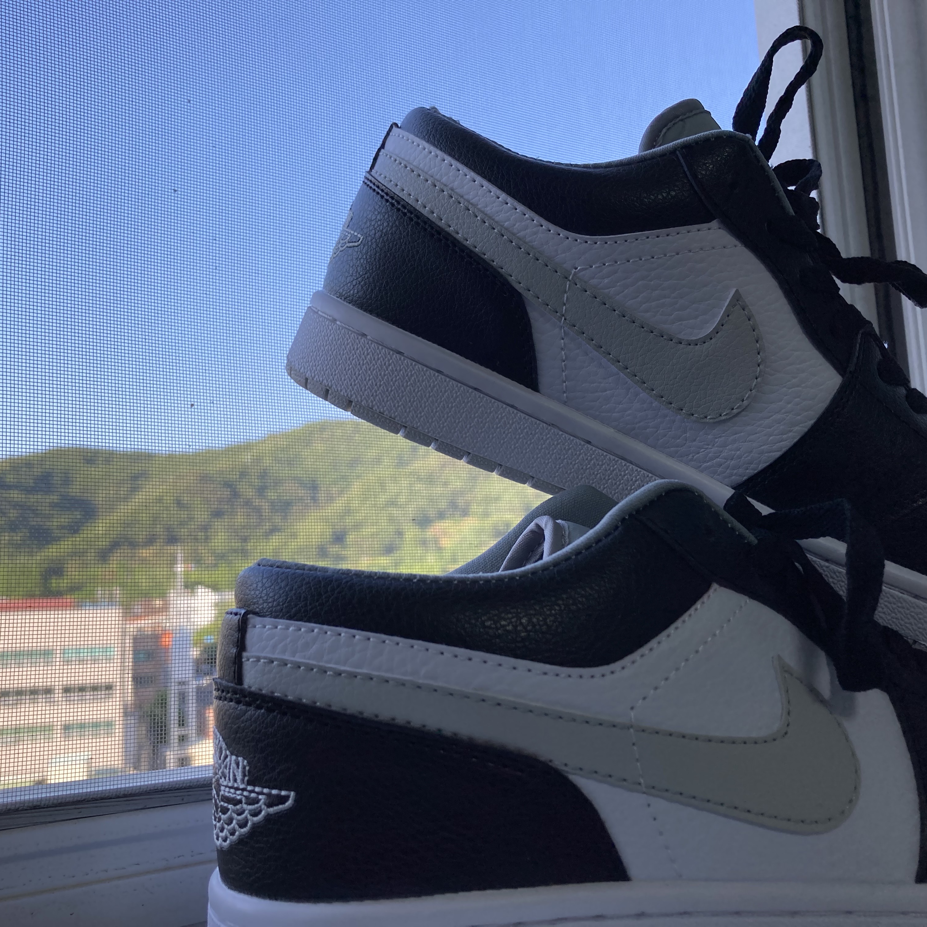 Jordan 1 Low Black Particle Grey 착용 스타일 - 2