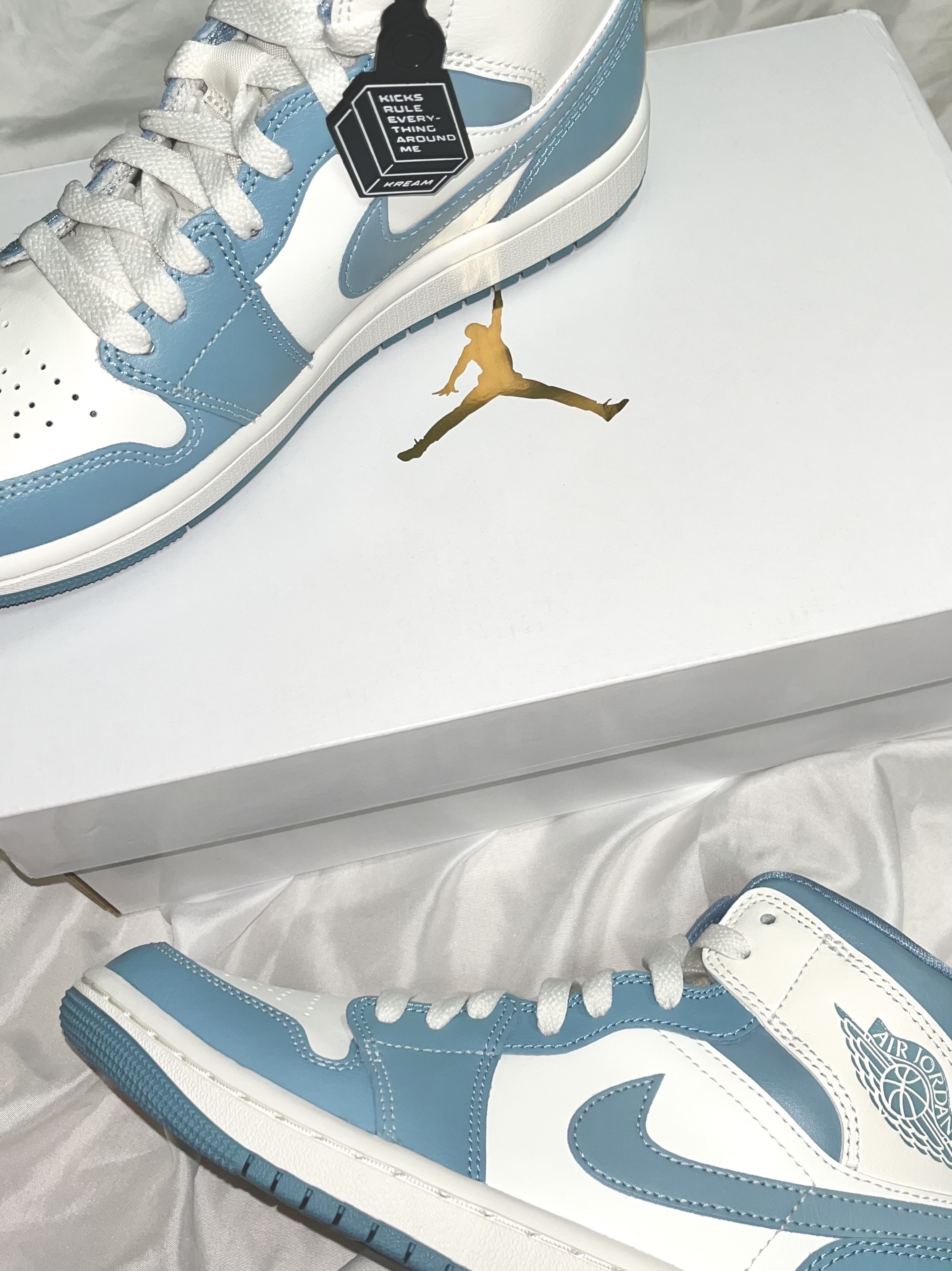 (W) Jordan 1 Mid Sail and Worn Blue 착용 스타일