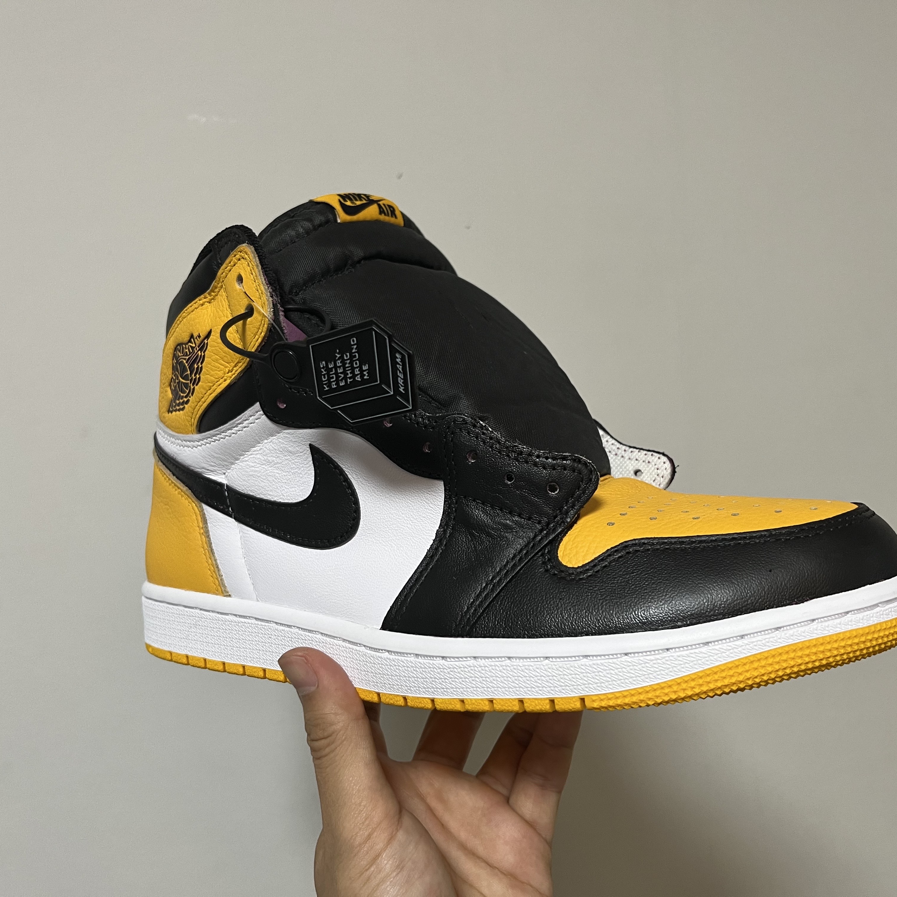 Jordan 1 Retro High OG University Gold Light Bordeaux 착용 스타일 - 3