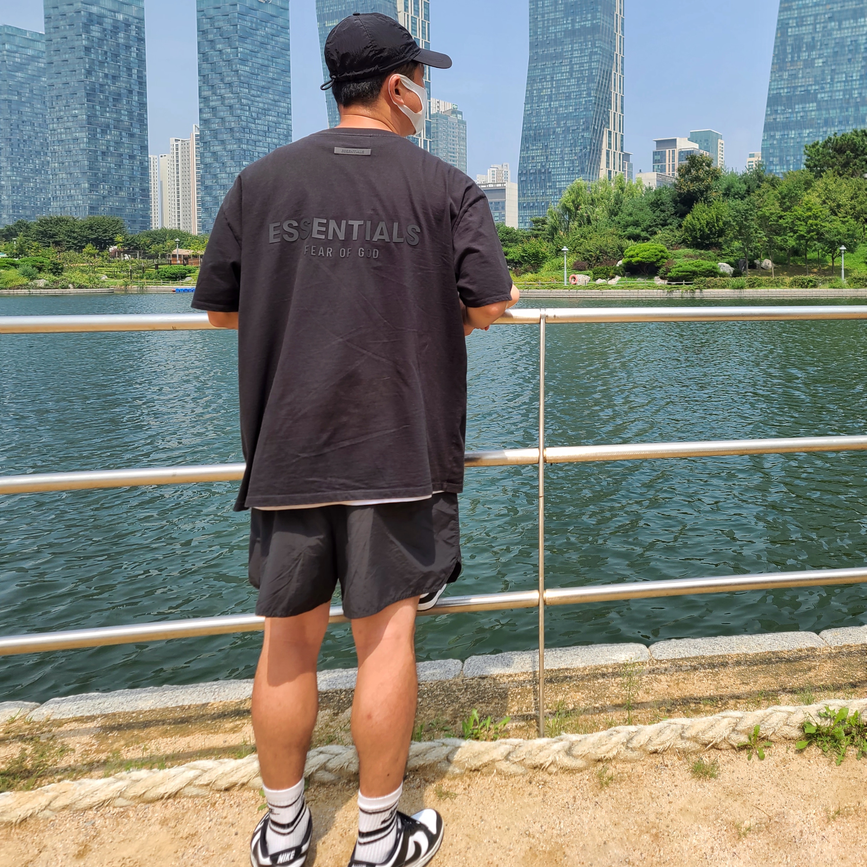 Essentials Volley Shorts Black - 21SS, Essentials T-Shirt Black - 21SS 착용 스타일 - 2