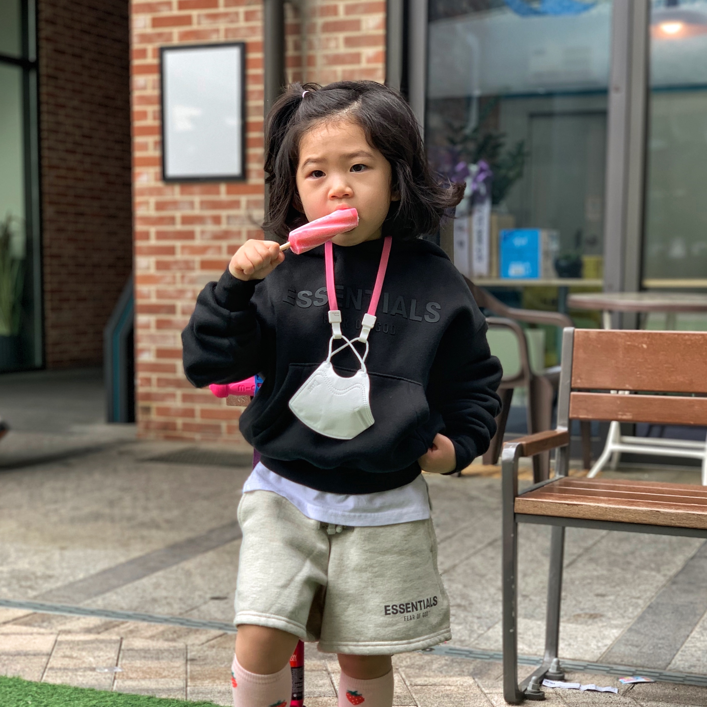 (Kids) Essentials Sweatshorts Oatmeal - 21SS, (Kids) Essentials Pull-Over Hoodie Black - 21SS 착용 스타일