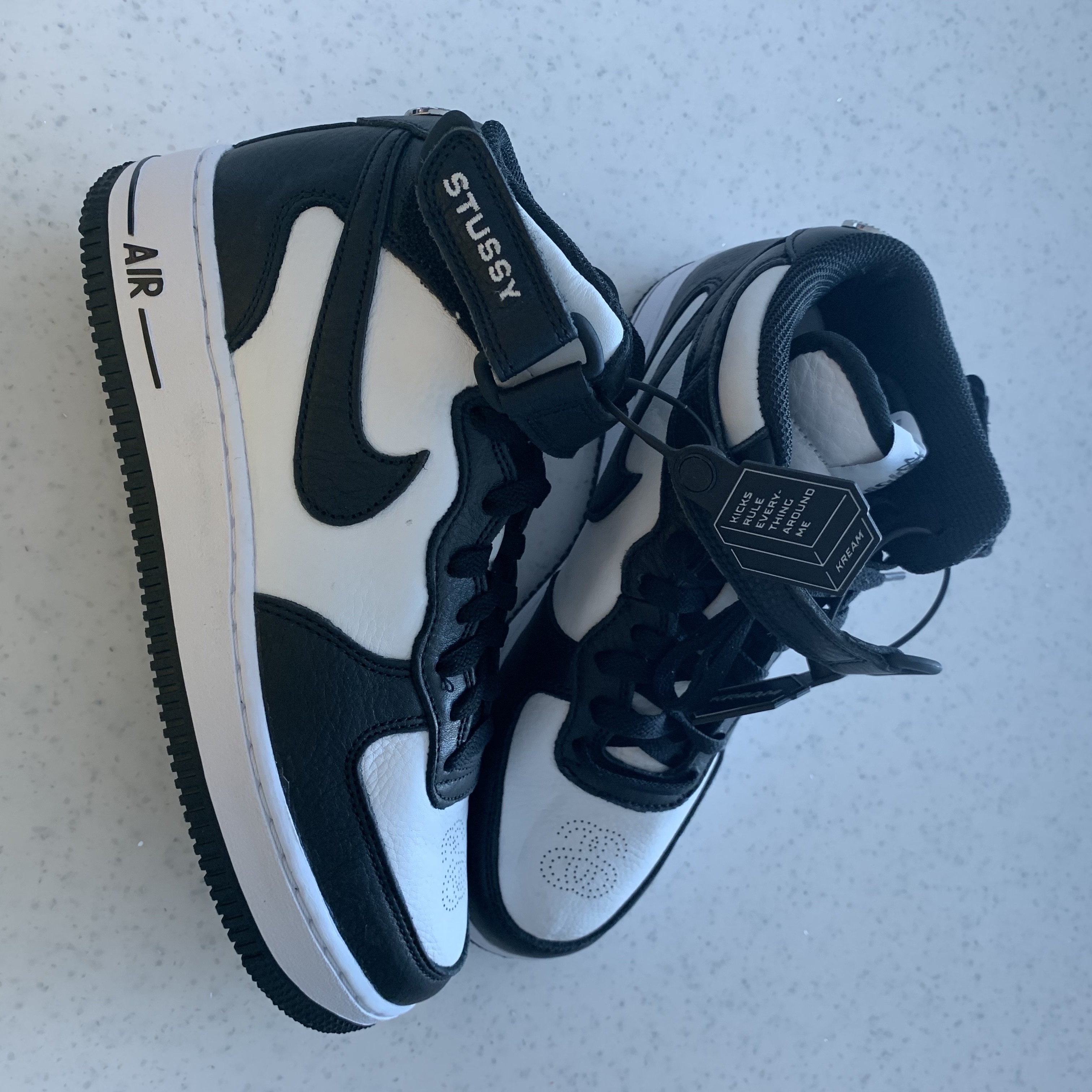 Nike x Stussy Air Force 1 '07 Mid SP Black and Light Bone 착용 스타일 - 2
