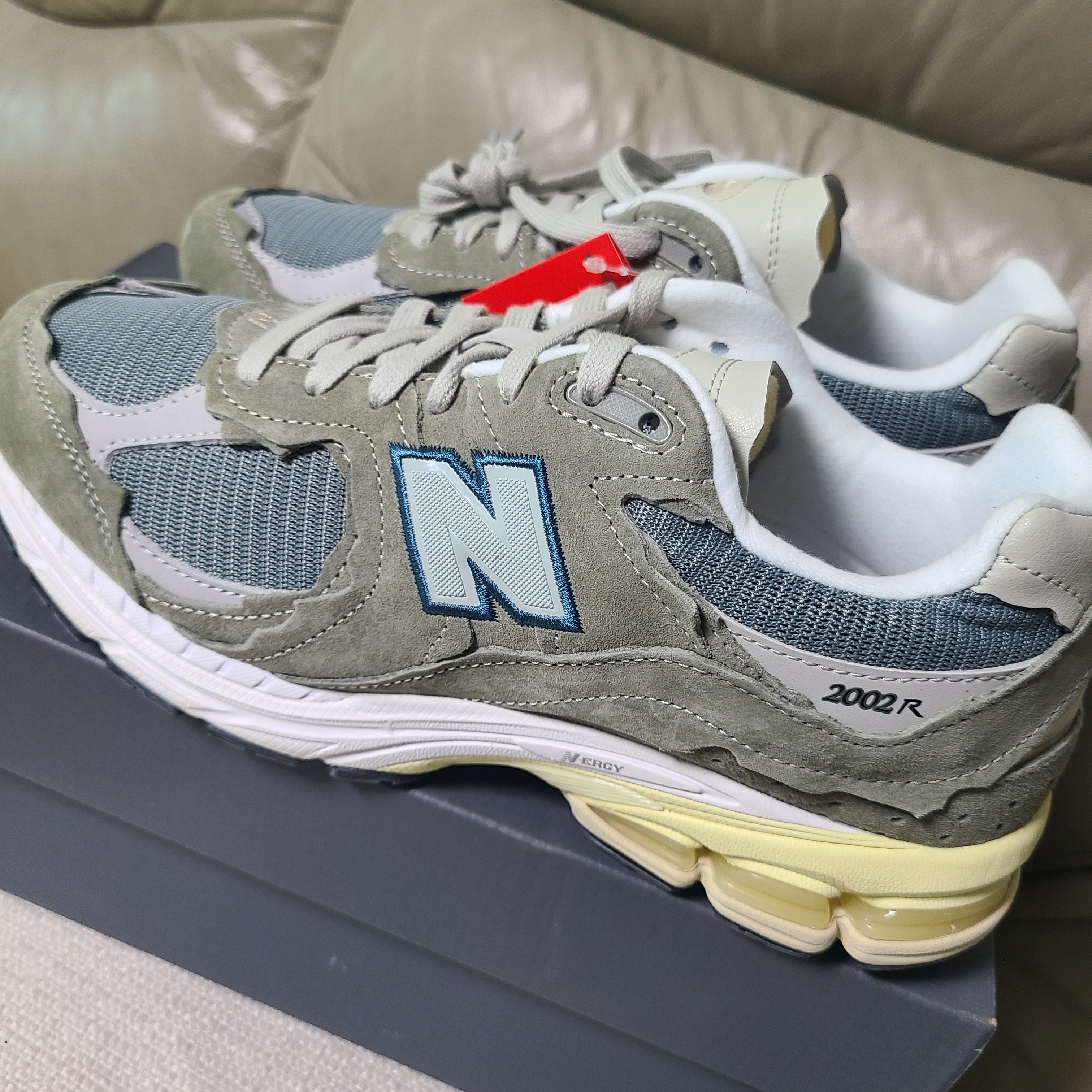 New Balance 2002R Protection Pack Mirage Grey 착용 스타일 - 1