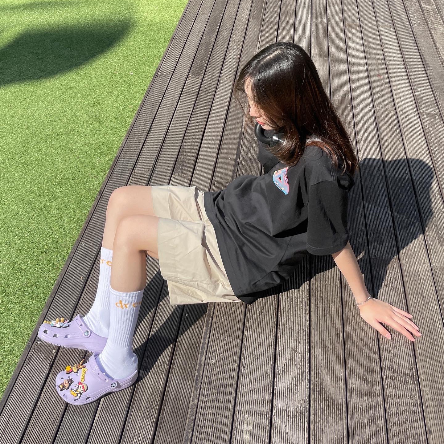 Crocs x Justin Bieber x Drew Classic Clog Lavender, Palace Tri-Ferg Colour Blur T-Shirt Black - 20FW 착용 스타일 - 2