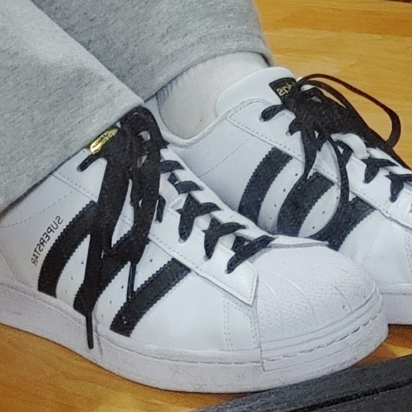 Adidas Superstar White Black 착용 스타일 - 2