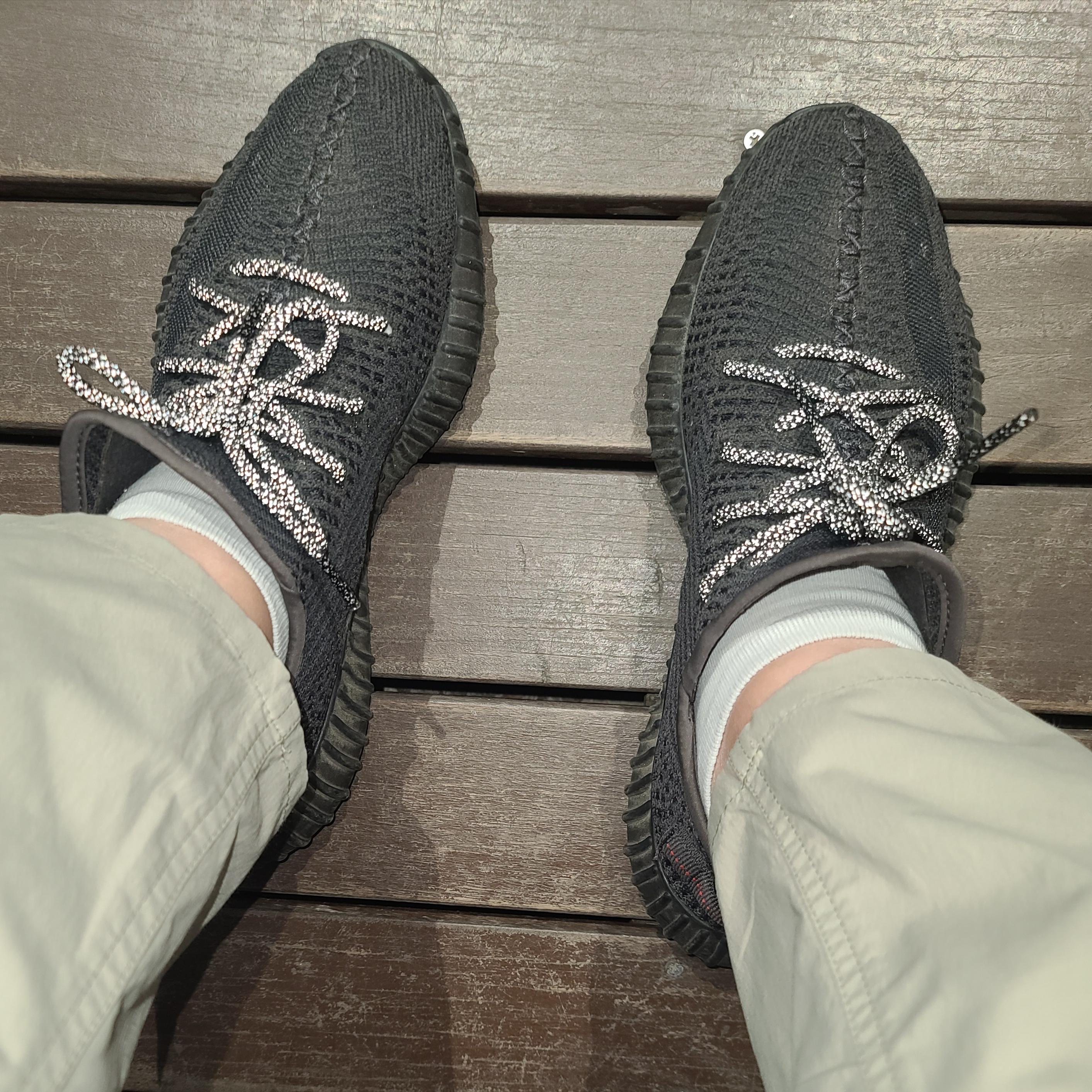 Adidas Yeezy Boost 350 V2 Black - Non-Reflective 착용 스타일
