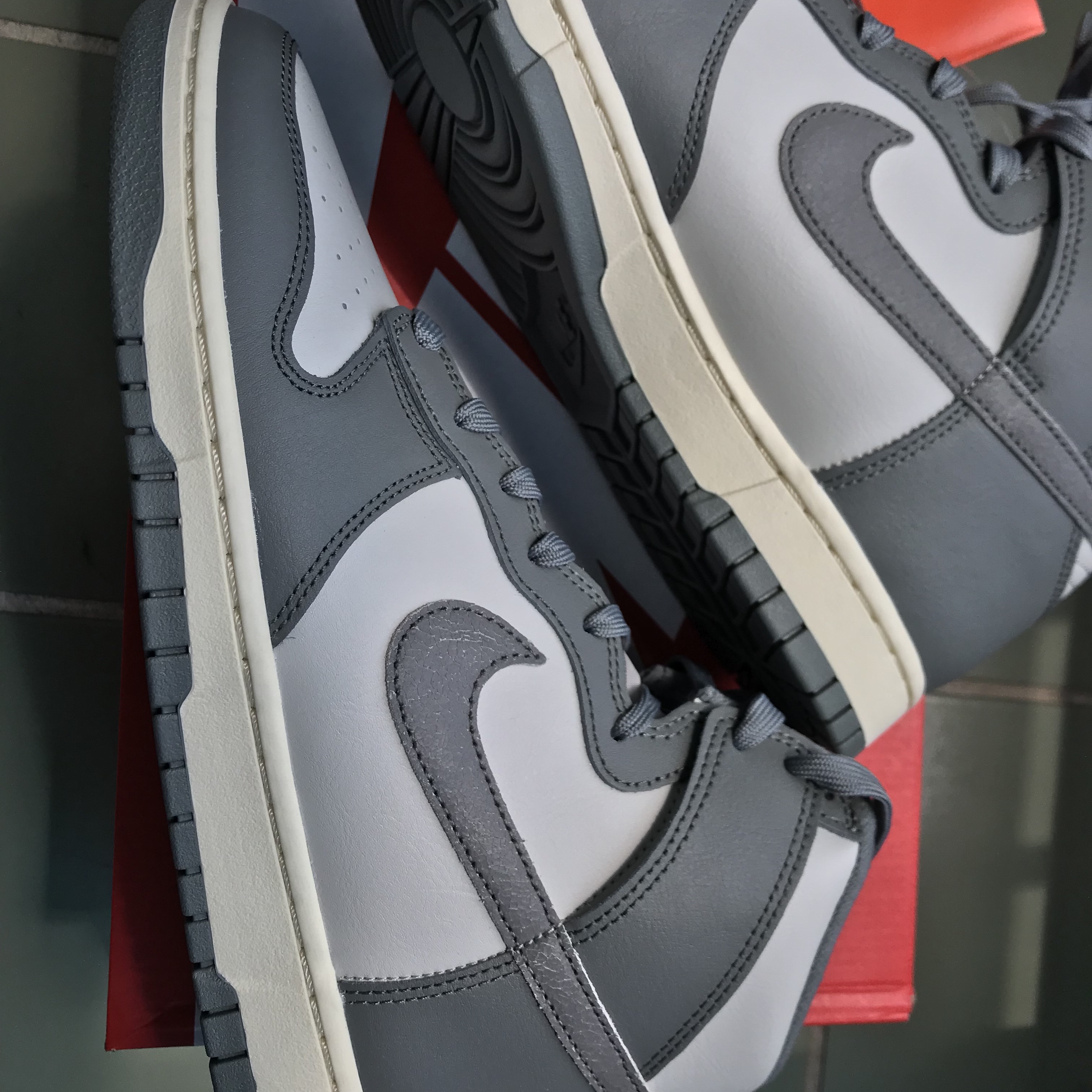Nike Dunk High Retro SE VNTG Light Bone 착용 스타일 - 2