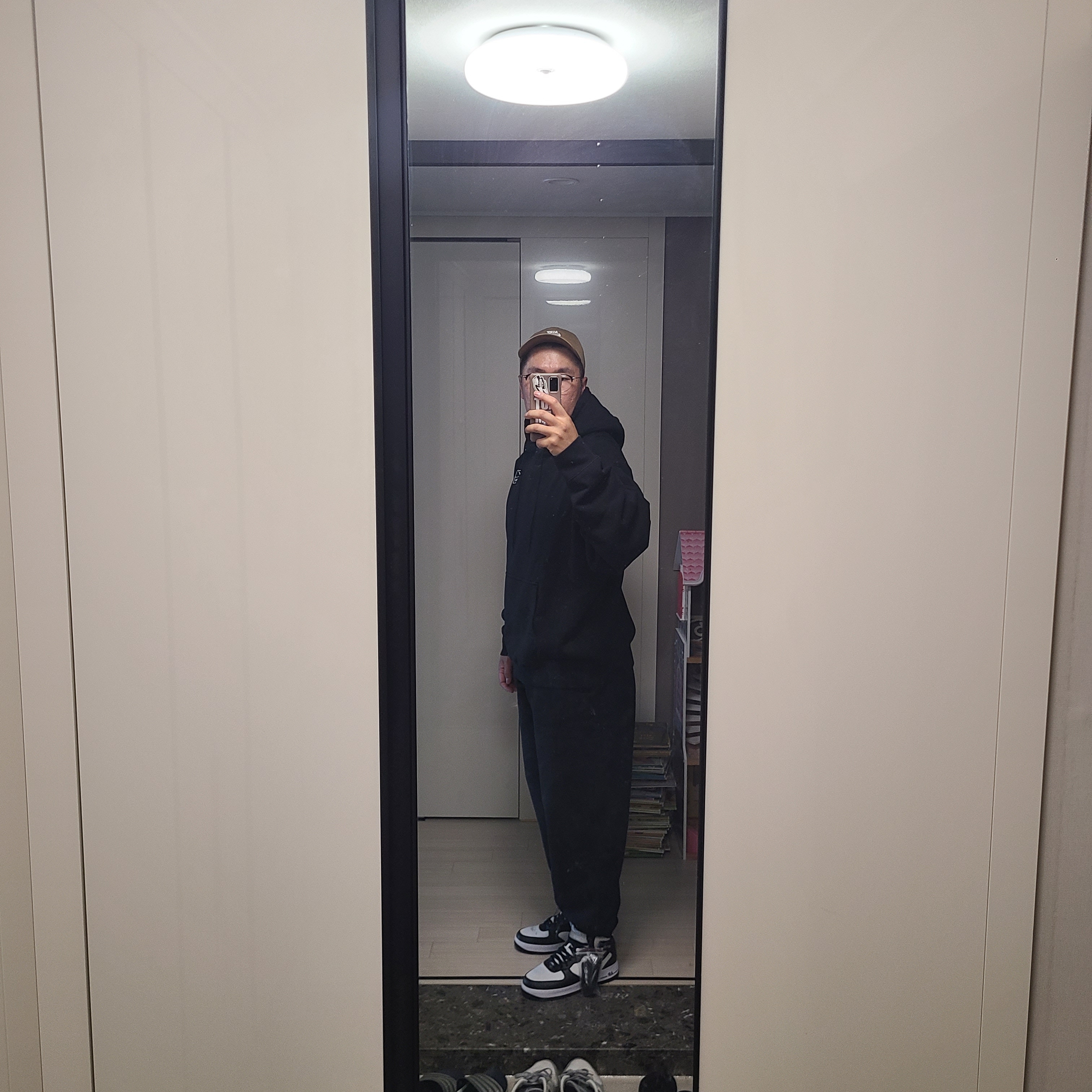 Nike x Stussy NRG RA Washed Pullover Hoodie Black (DN4028-010), Nike x Stussy NRG RA Washed Fleece Pants Black (DN4030-010) 착용 스타일 - 1