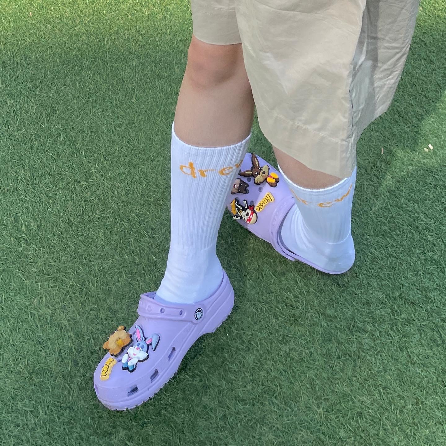 Crocs x Justin Bieber x Drew Classic Clog Lavender, Palace Tri-Ferg Colour Blur T-Shirt Black - 20FW 착용 스타일 - 5