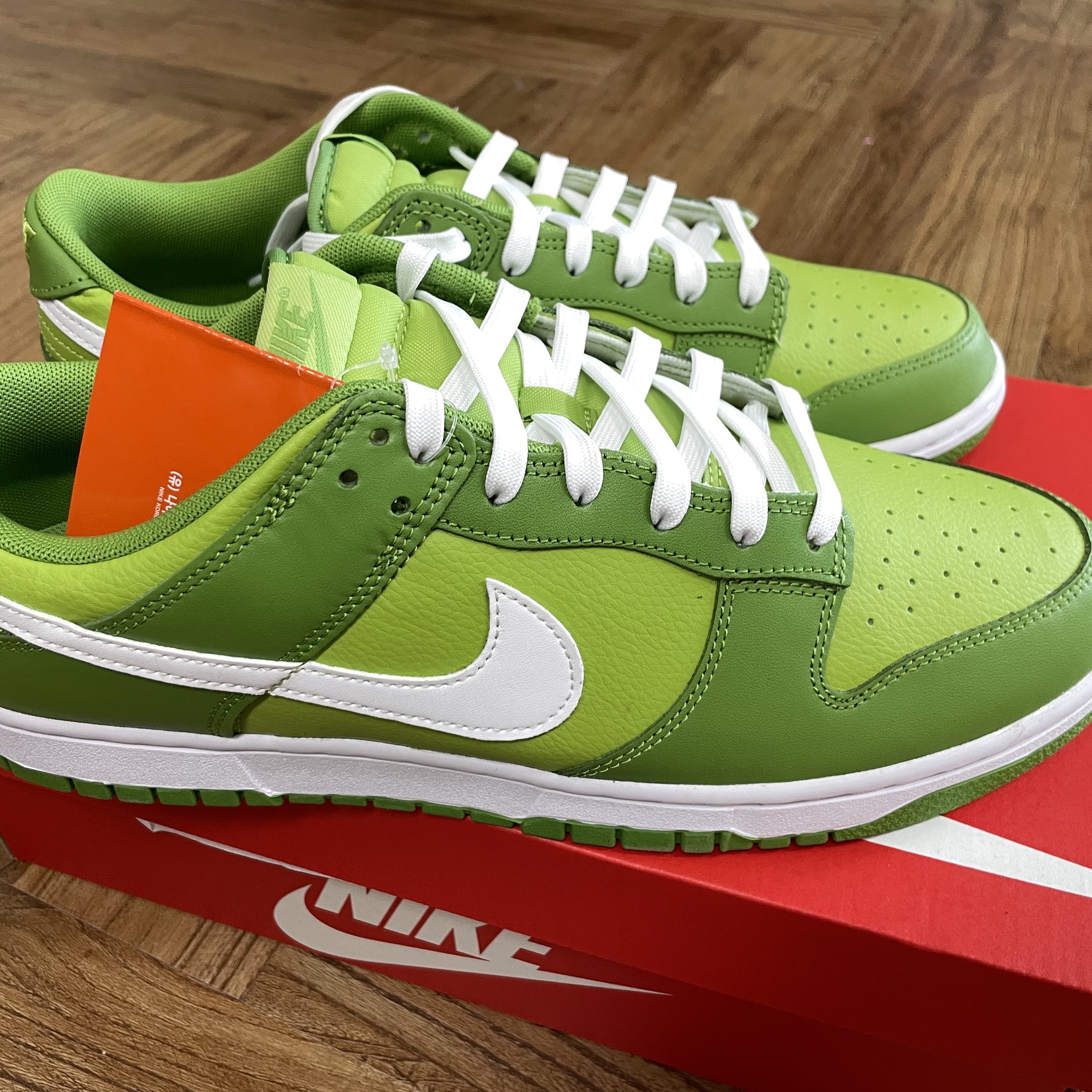 Nike Dunk Low Retro Vivid Green 착용 스타일 - 1