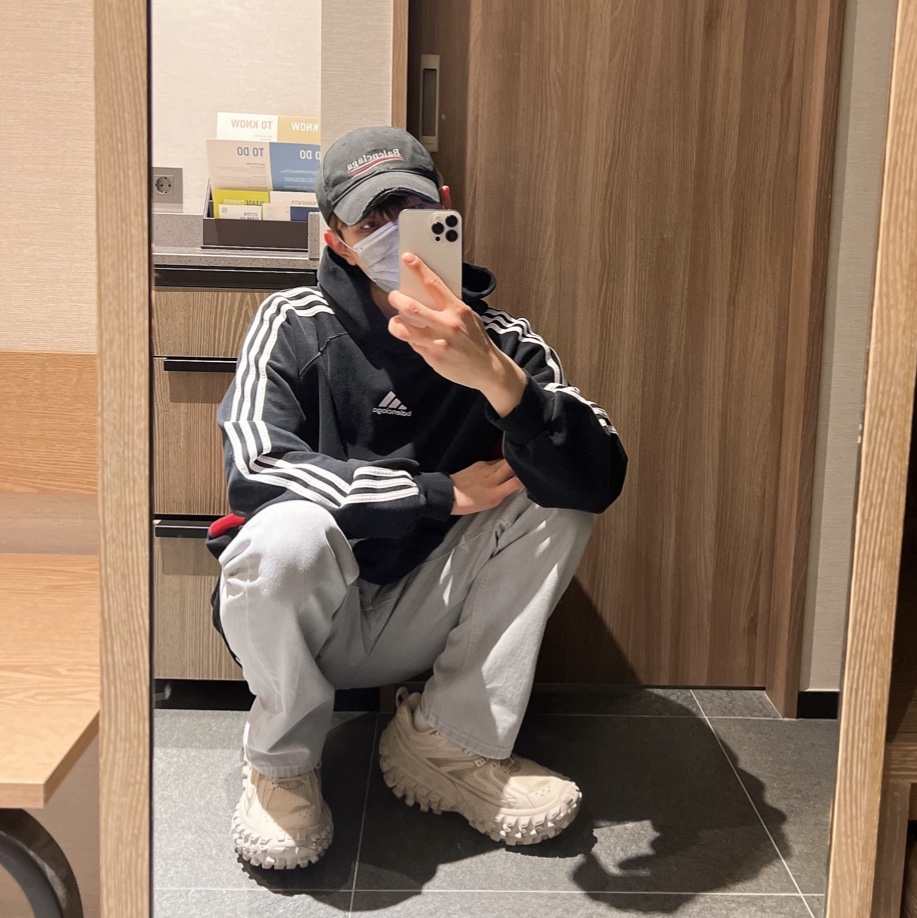 Balenciaga Defender Sneakers Beige, Balenciaga x Adidas Slim Fit Fleece Hoodie Black 착용 스타일