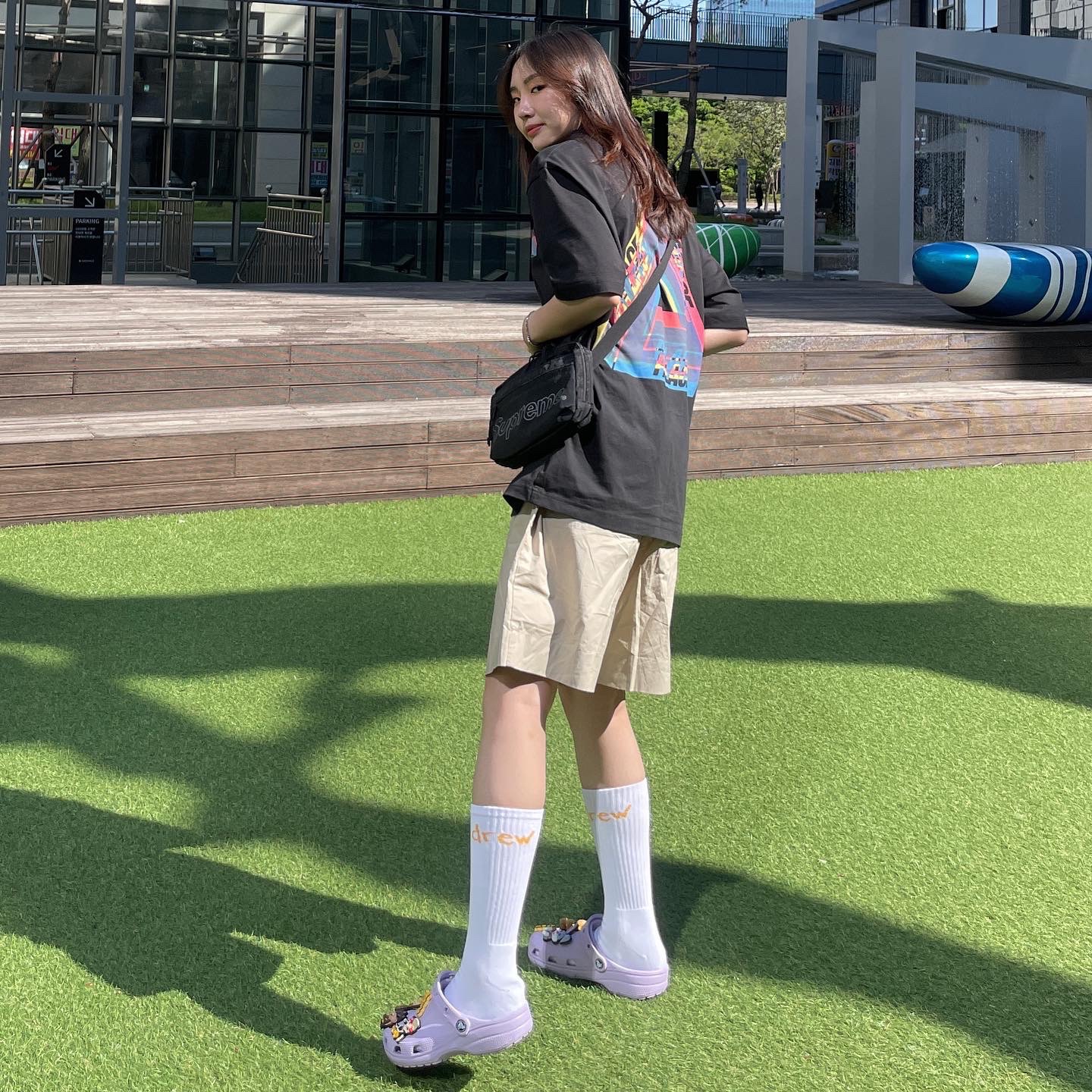 Crocs x Justin Bieber x Drew Classic Clog Lavender, Palace Tri-Ferg Colour Blur T-Shirt Black - 20FW 착용 스타일 - 4