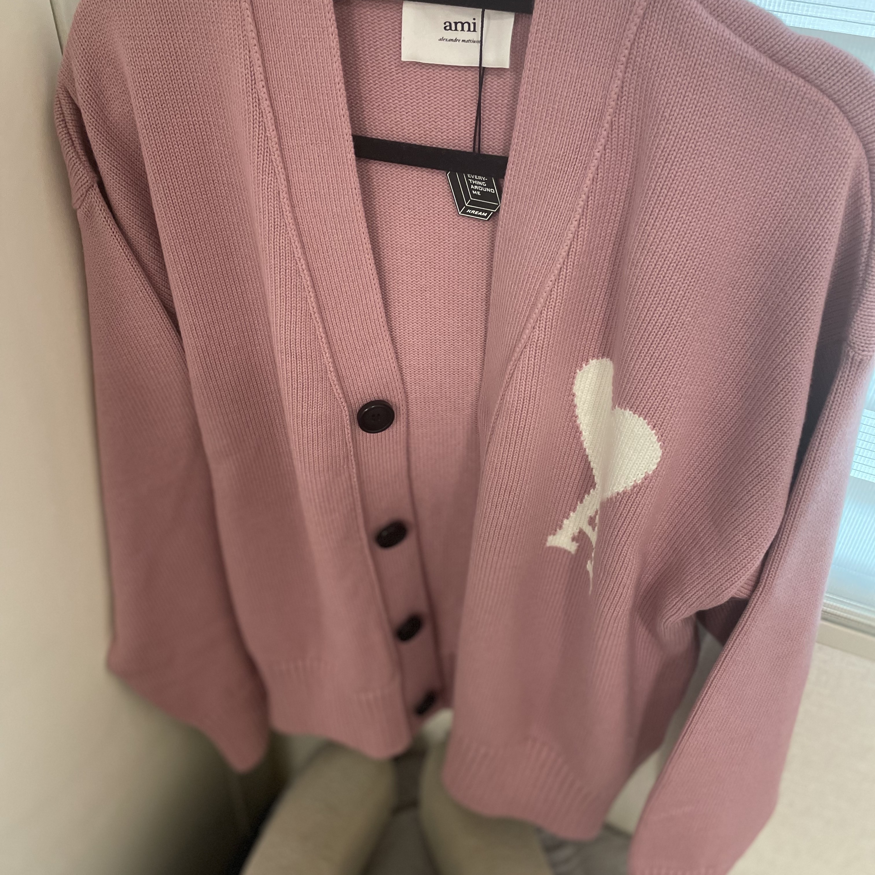 AMI de Coeur Oversize Cardigan Pale Pink - 22SS 착용 스타일 - 1