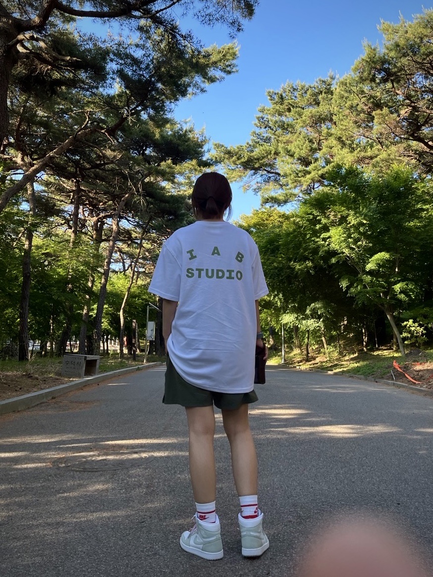 IAB Studio T-Shirt White Light Green, (W) Jordan 1 Retro High OG Seafoam 착용 스타일 - 3