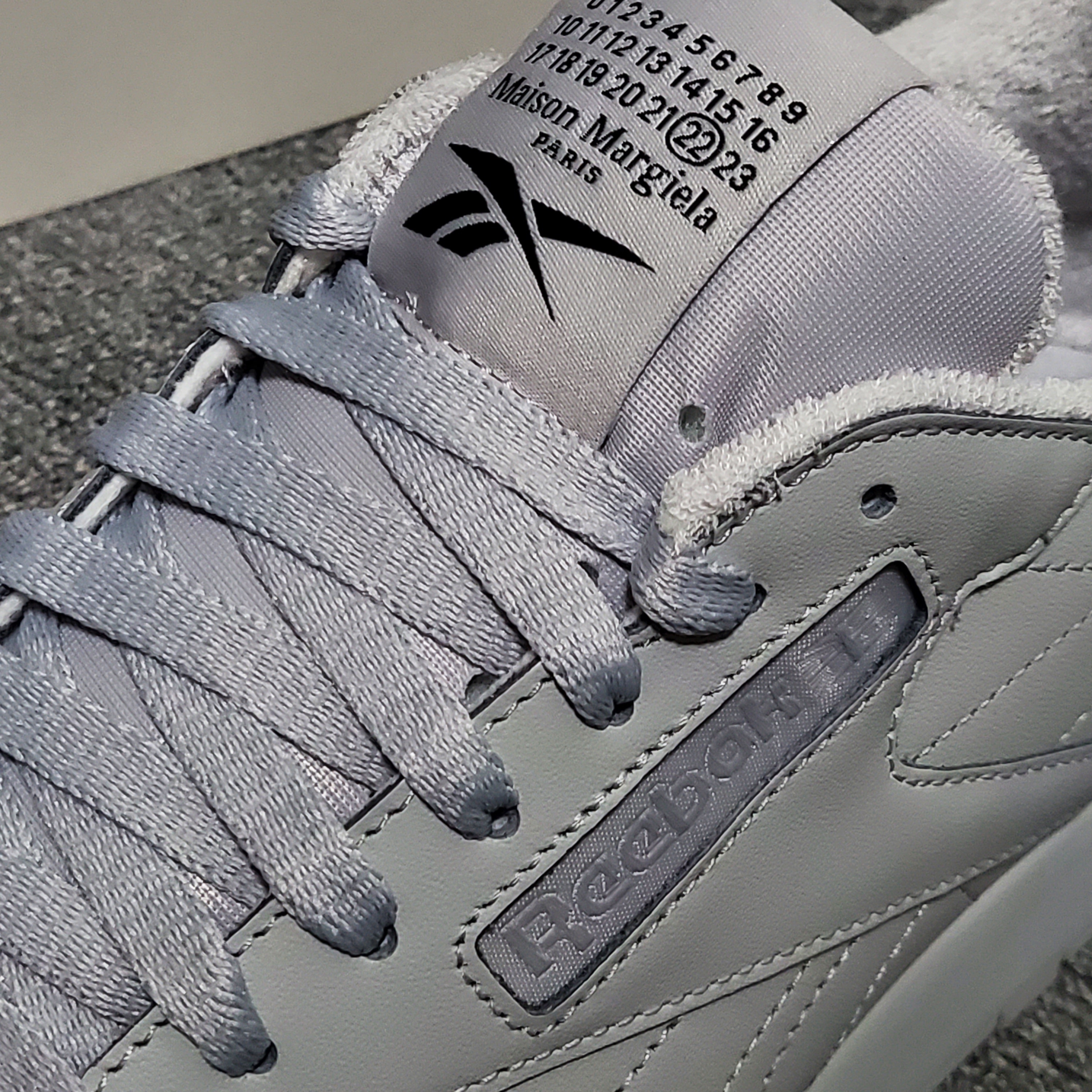 Reebok x Maison Margiela Classic Leather Tabi Shoes Grey 착용 스타일 - 2