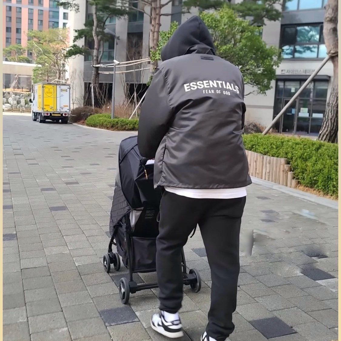 Essentials Coaches Jacket Iron - 22SS, Essentials The Core Collection Pullover Hoodie Black 착용 스타일