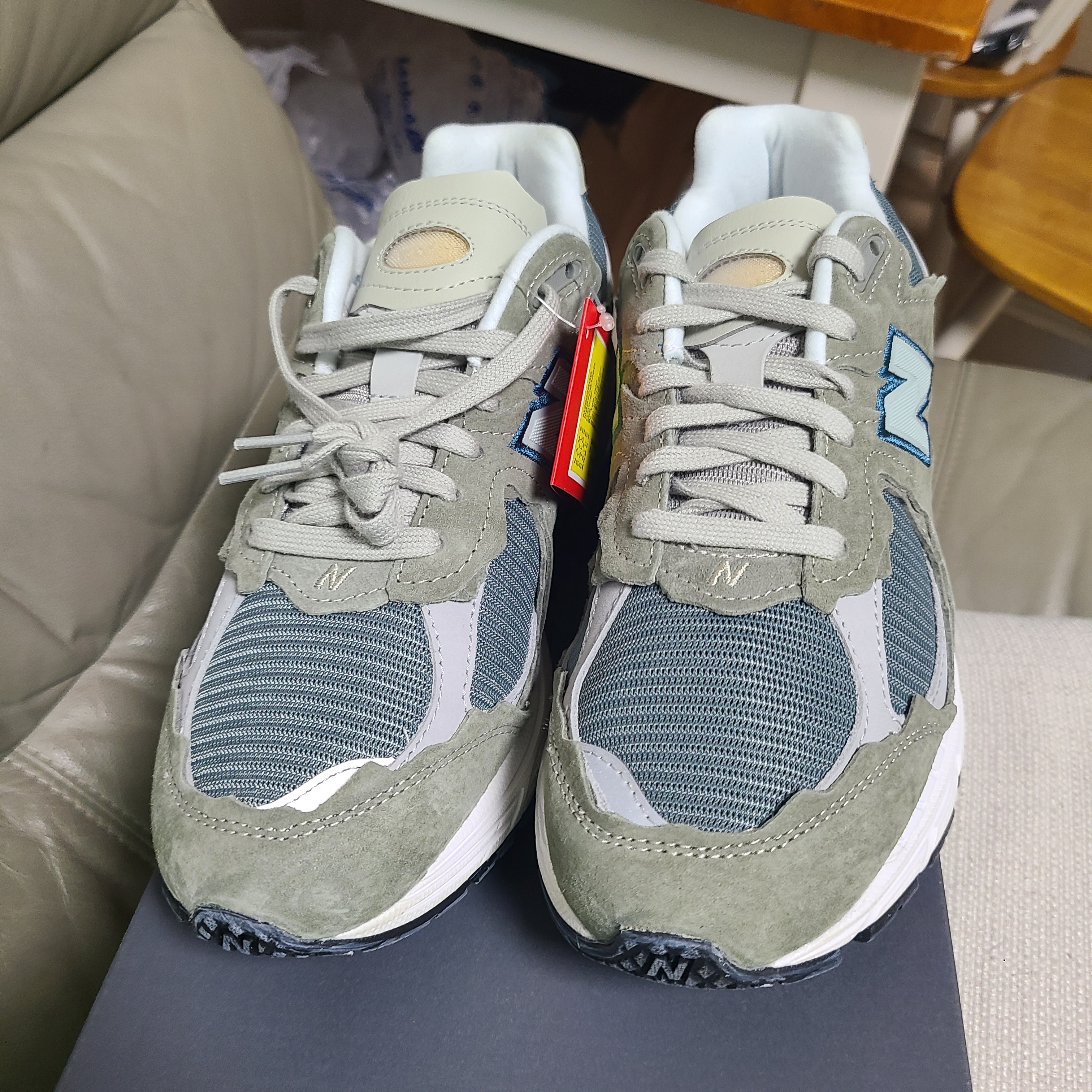 New Balance 2002R Protection Pack Mirage Grey 착용 스타일 - 2
