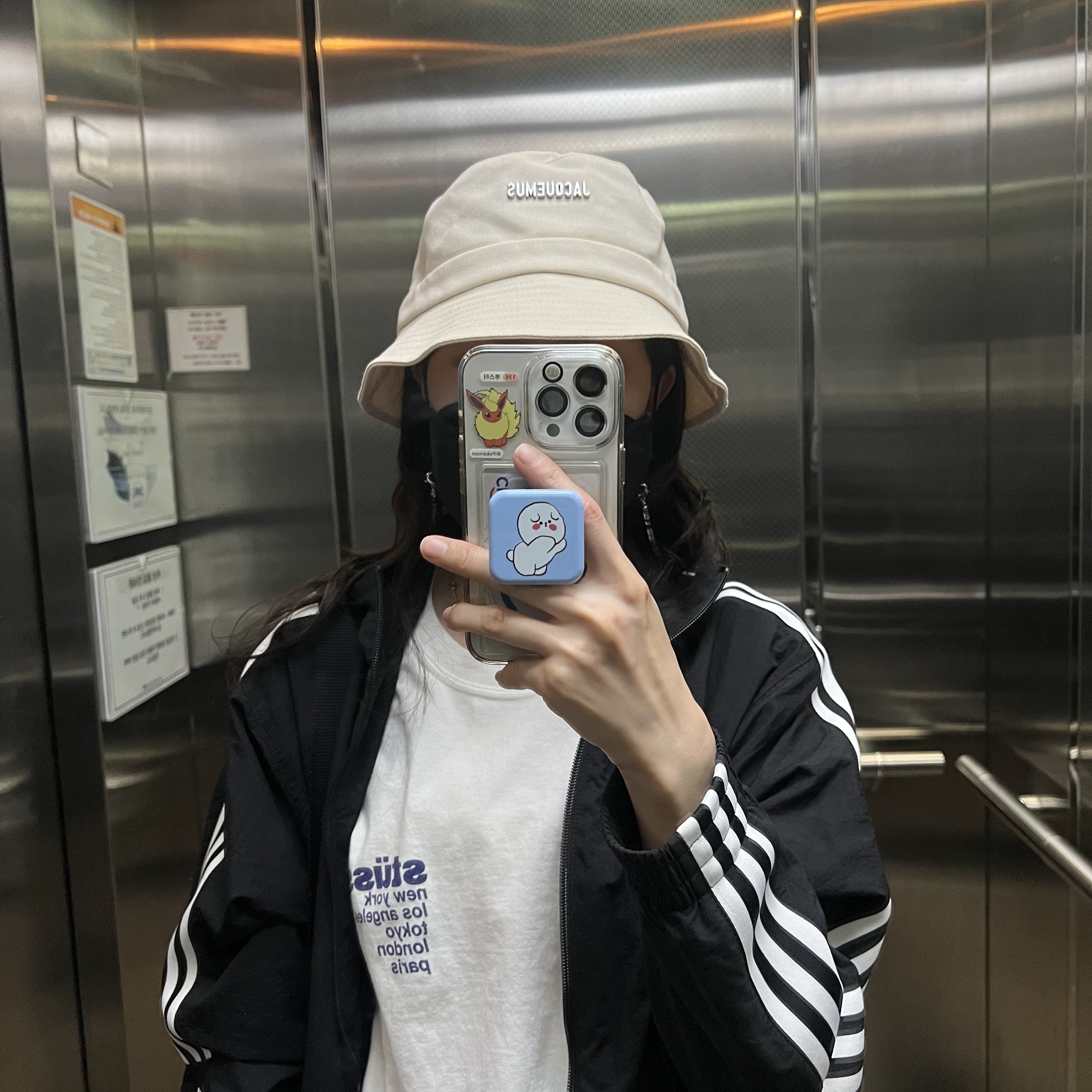 Jacquemus Le Bob Gadjo Bow Bucket Hat Off White, Stussy Strawberry T-Shirt White 착용 스타일 - 2