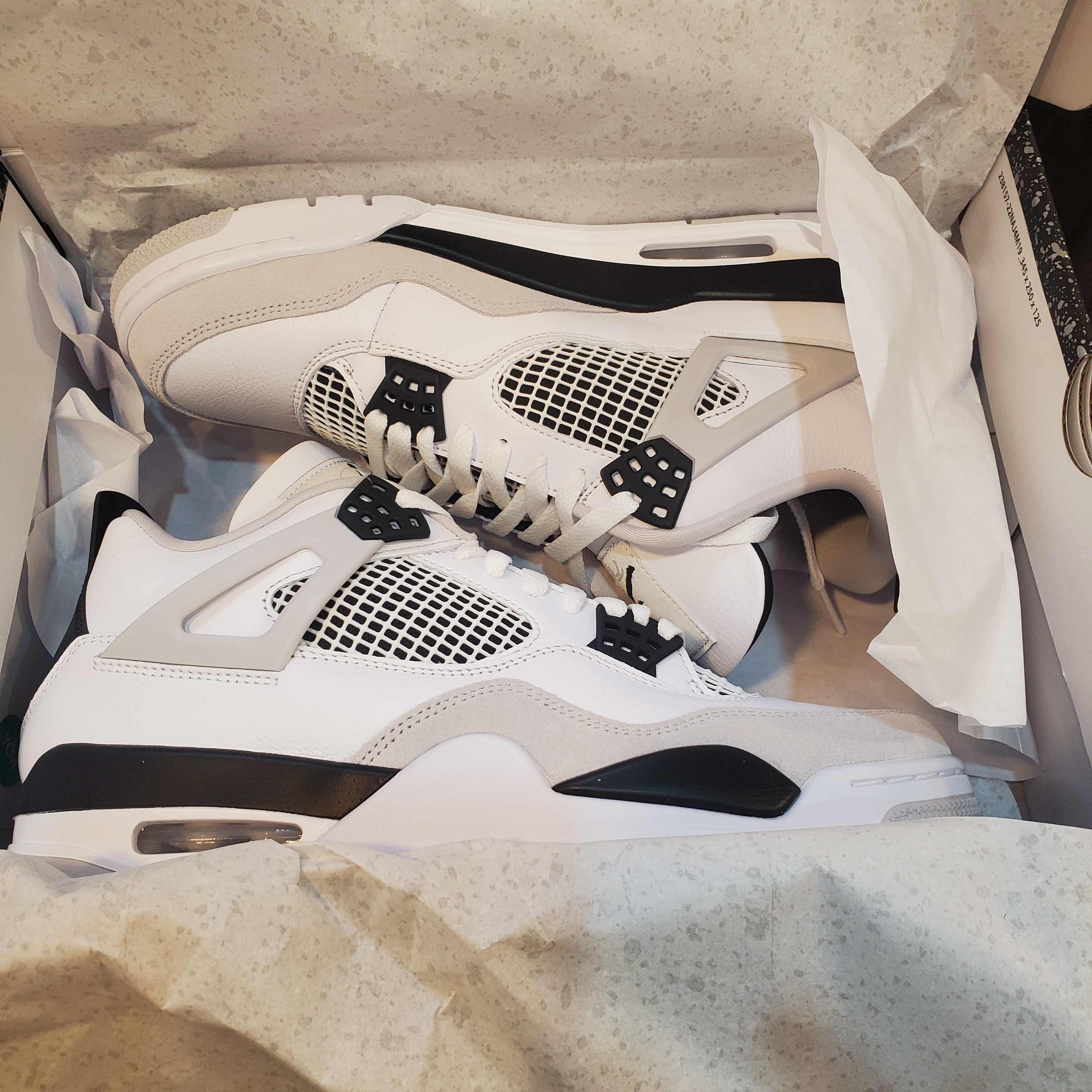 Jordan 4 Retro White and Black 착용 스타일