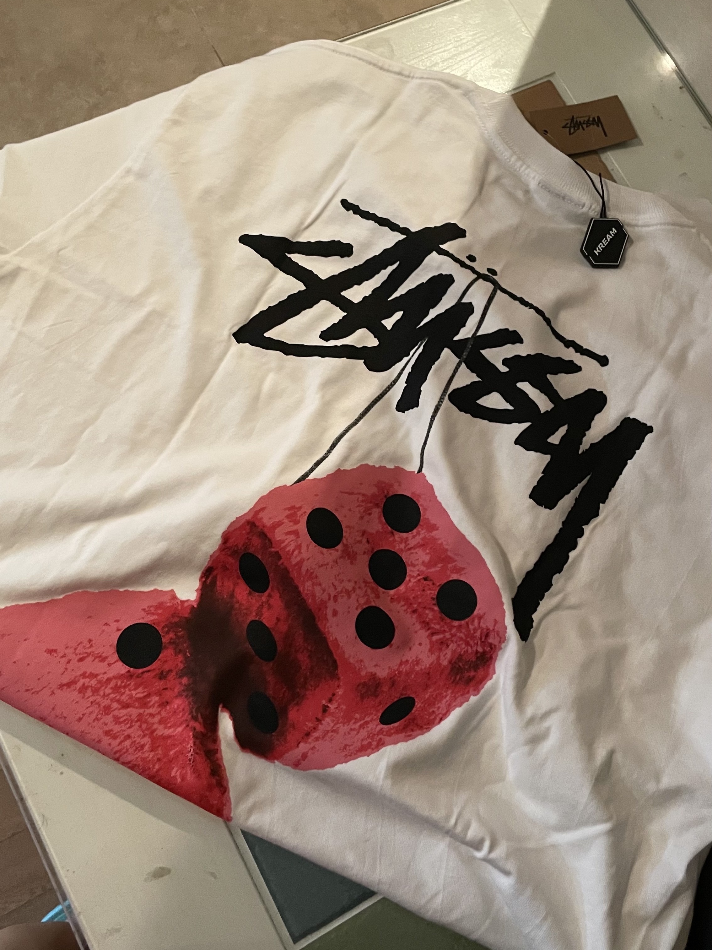 Stussy Fuzzy Dice T-Shirt White 착용 스타일