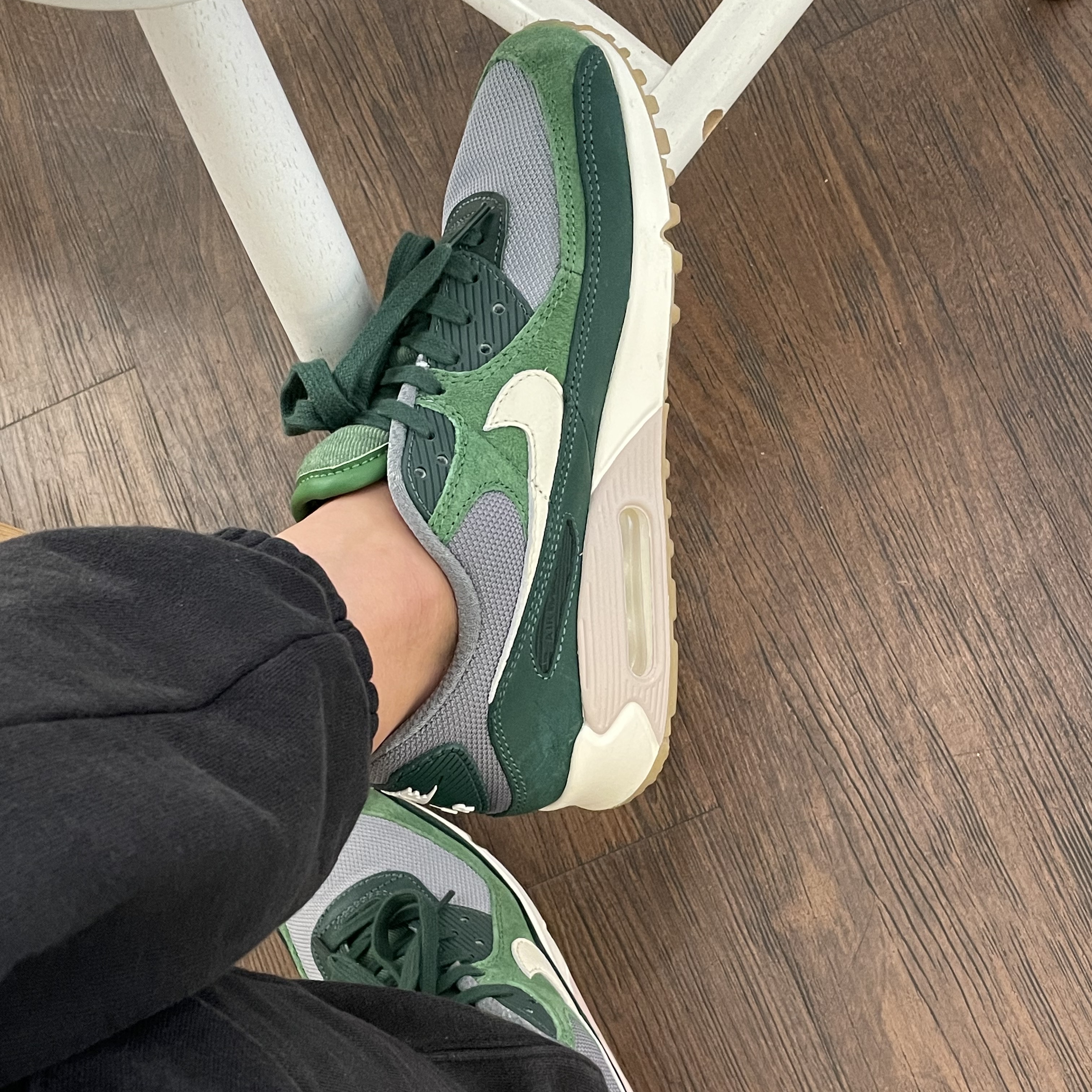 Nike Air Max 90 PRM Pro Green and Pale Ivory 착용 스타일