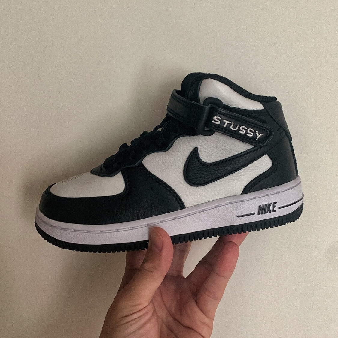 (PS) Nike x Stussy Air Force 1 '07 Mid SP Black and Light Bone 착용 스타일