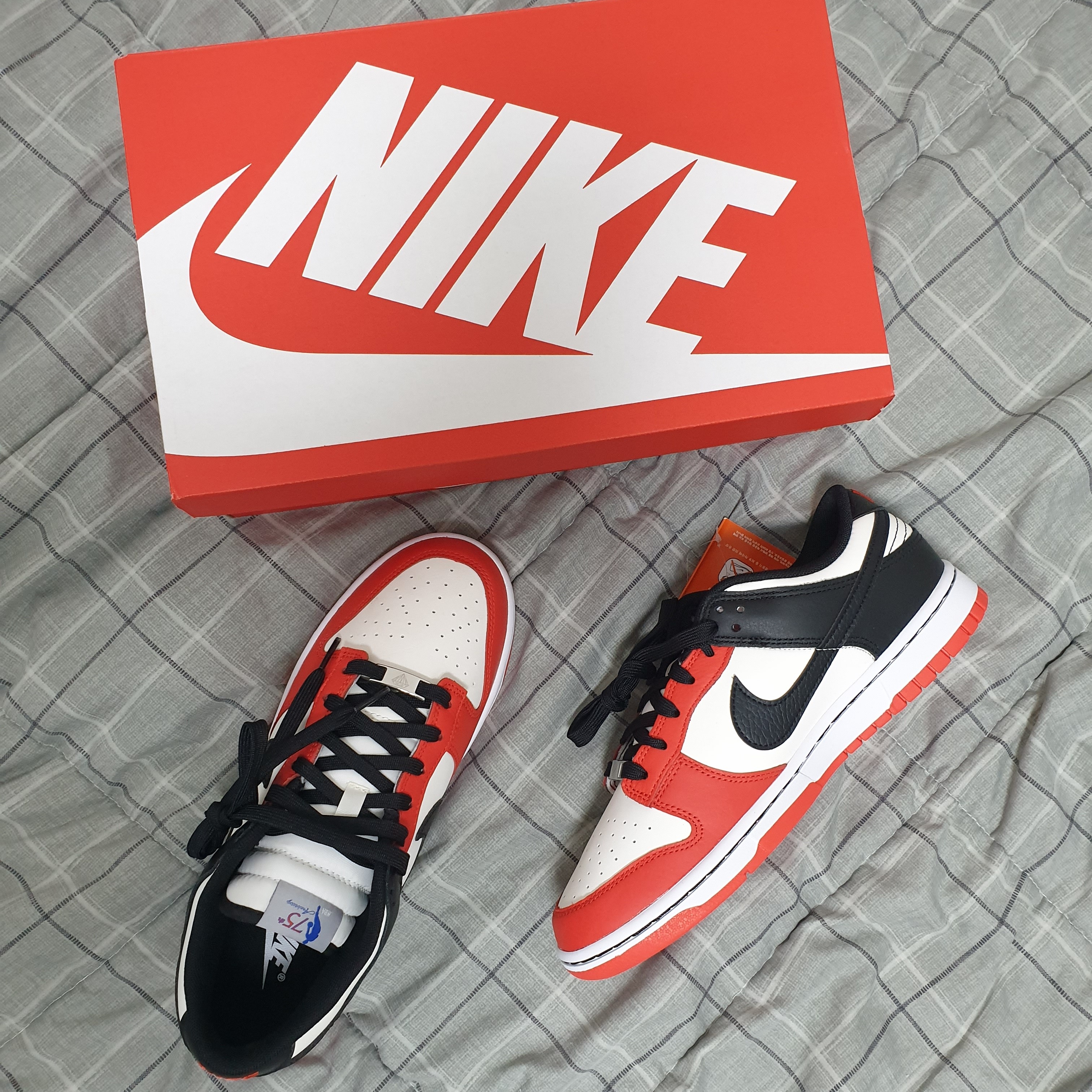 New Balance 530 Silver Black, Nike x NBA Dunk Low Retro EMB Black and Chile Red 착용 스타일 - 2