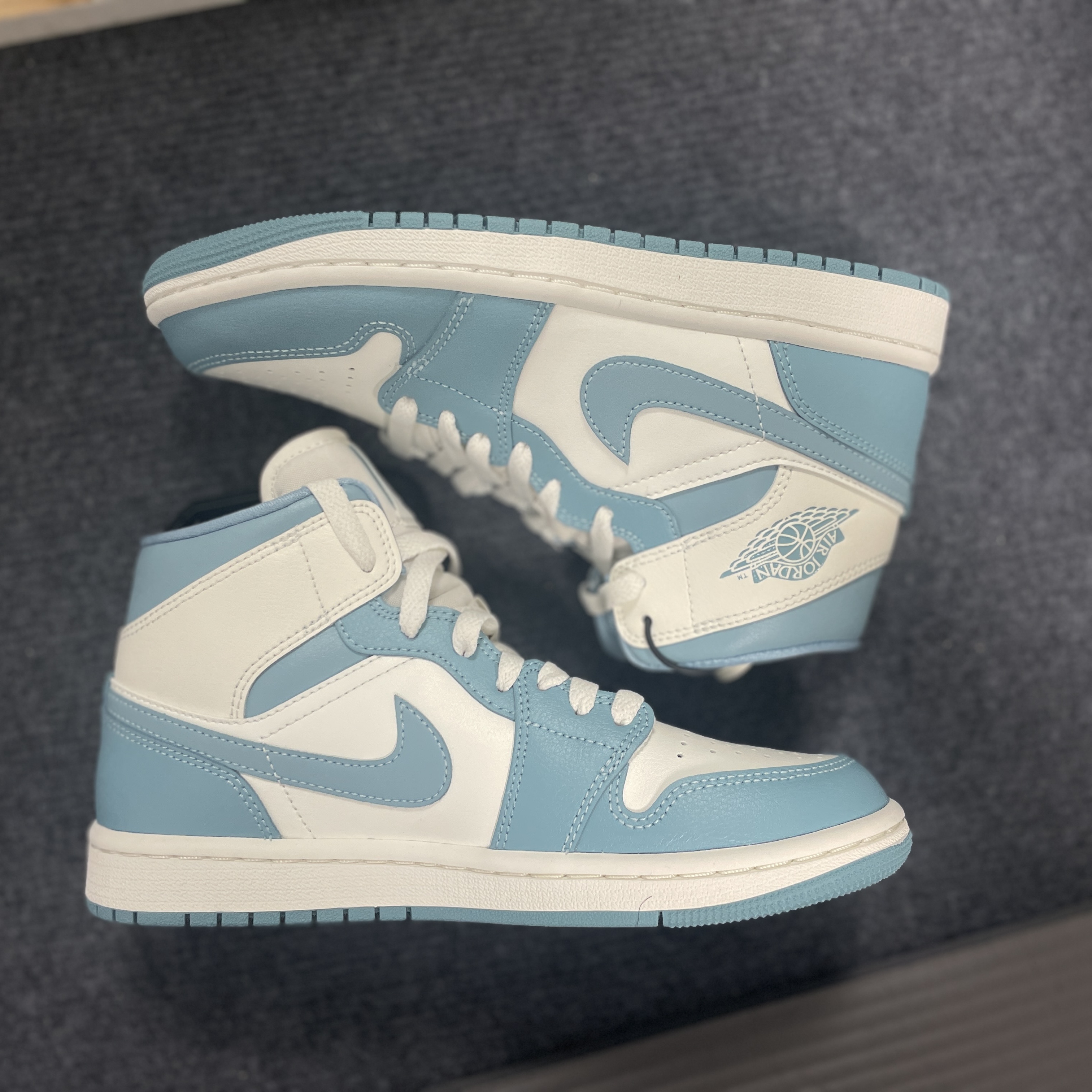 (W) Jordan 1 Mid Sail and Worn Blue 착용 스타일 - 1