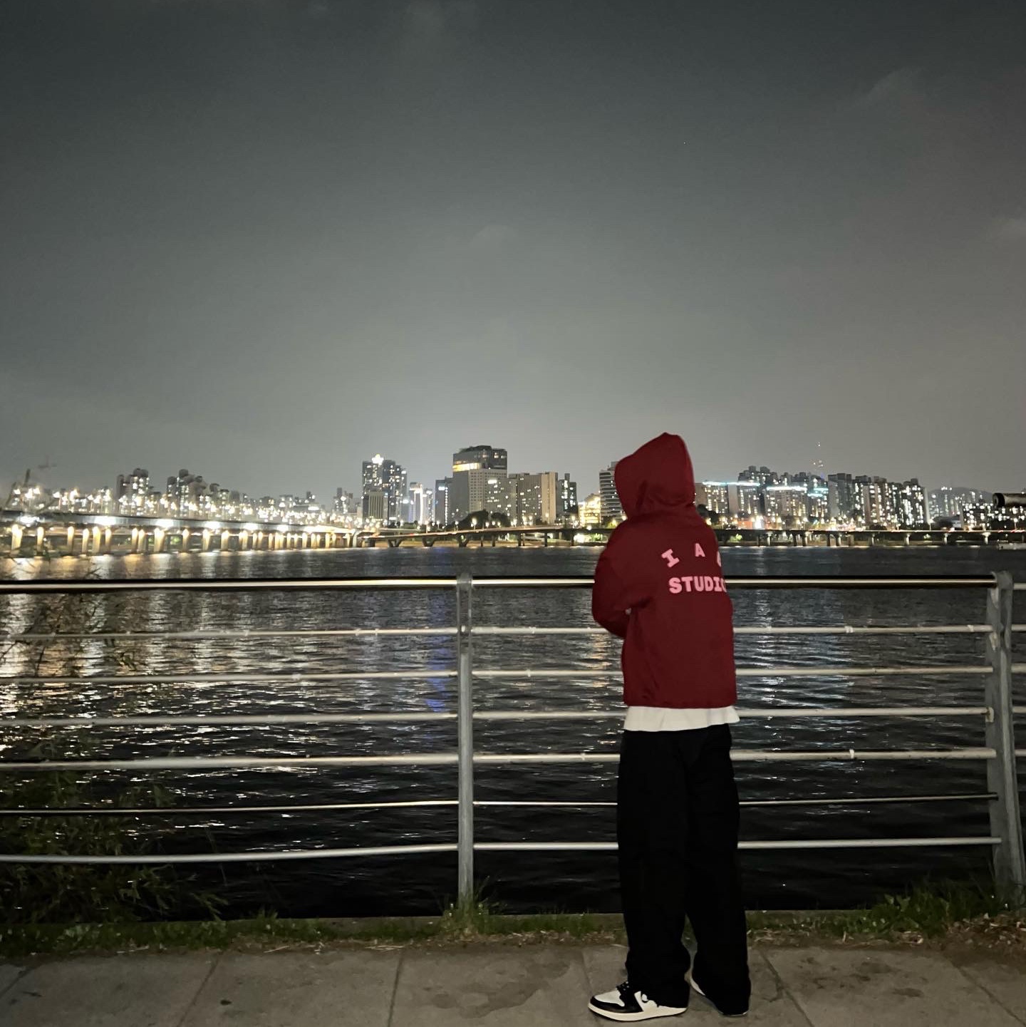 IAB Studio Hoodie Raspberry, Jordan 1 Retro High OG Black Mocha 착용 스타일 - 2