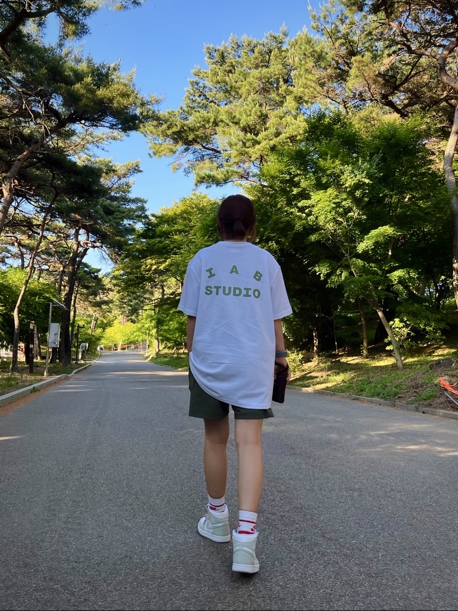 IAB Studio T-Shirt White Light Green, (W) Jordan 1 Retro High OG Seafoam 착용 스타일 - 2