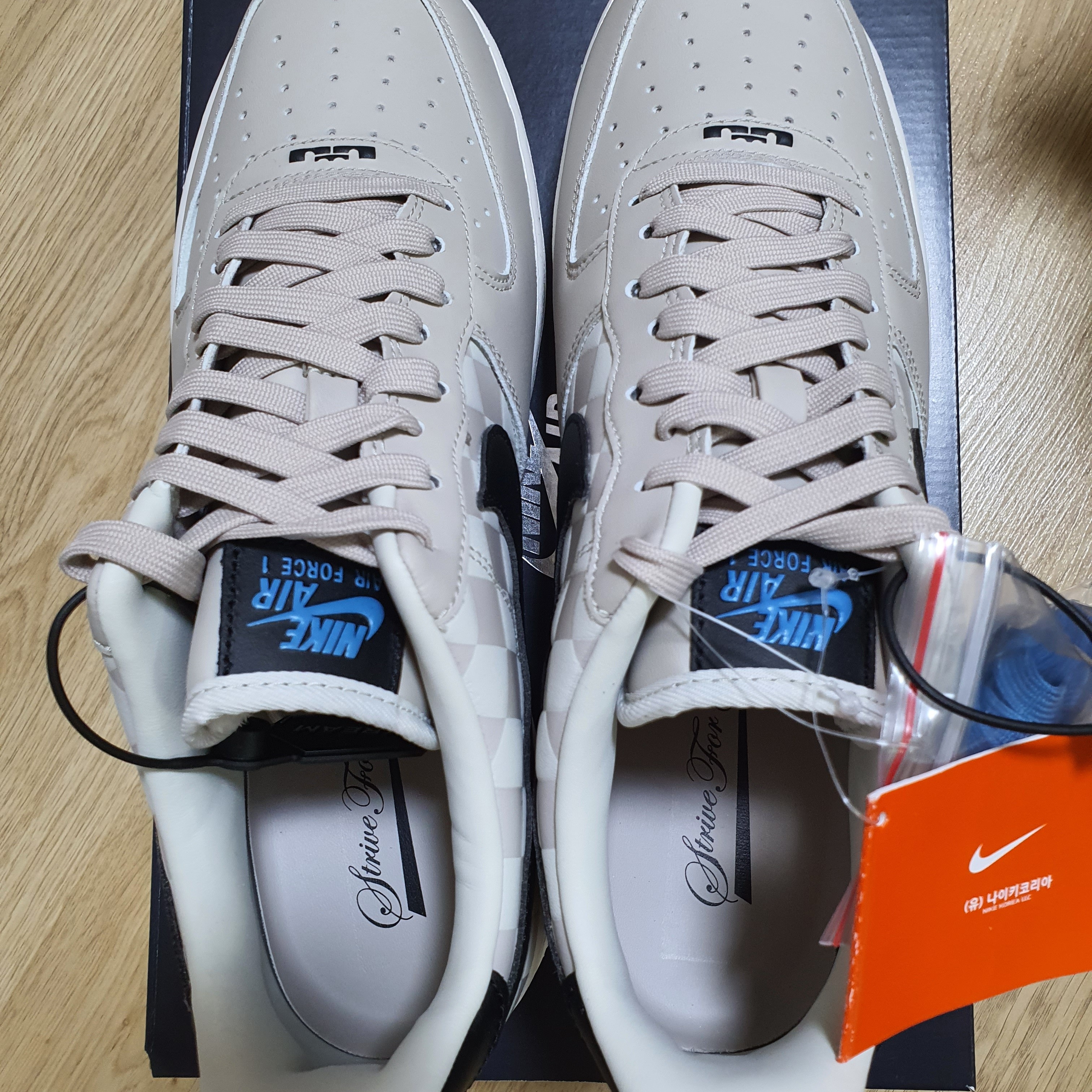 Nike Air Force 1 '07 QS LBJ 착용 스타일 - 5