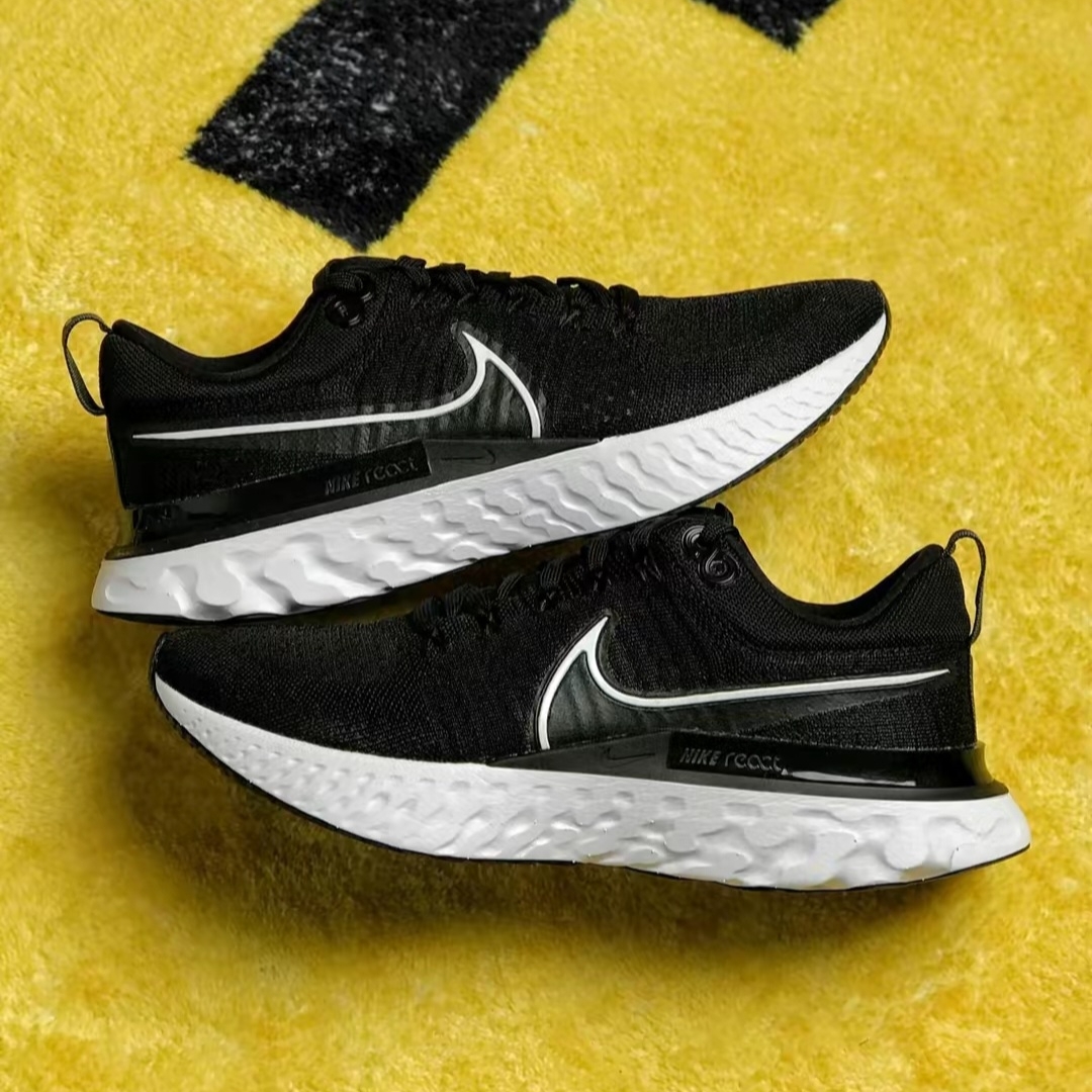 Nike React Infinity Run Flyknit 2 Black White 착용 스타일 - 1
