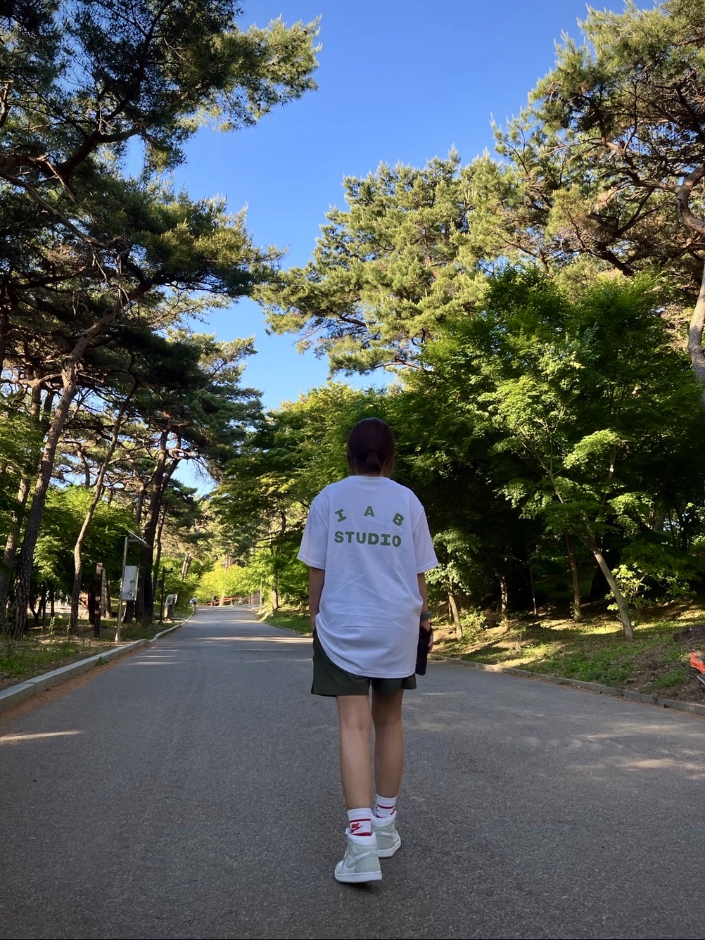 IAB Studio T-Shirt White Light Green, (W) Jordan 1 Retro High OG Seafoam 착용 스타일 - 1