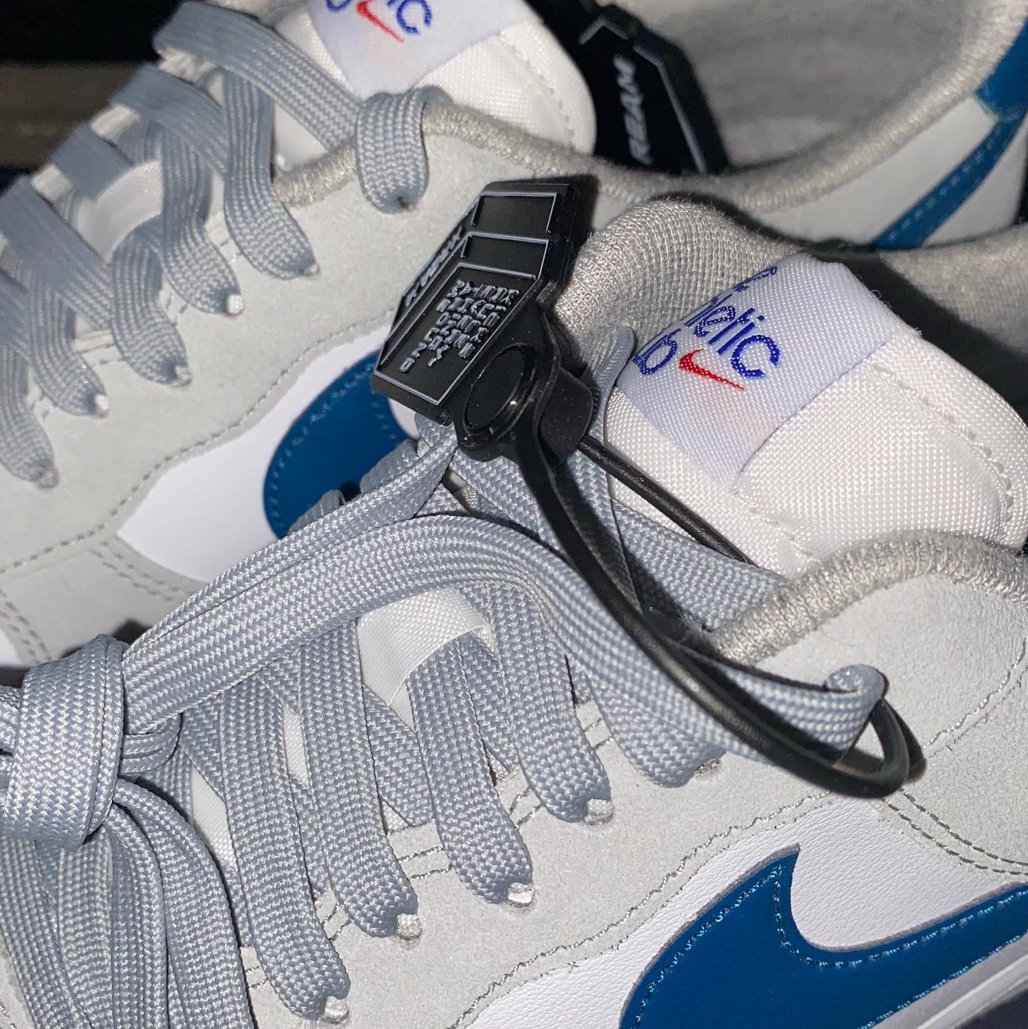 Nike Air Force 1 '07 LV8 Athletic Club Light Smoke Grey Marina 착용 스타일 - 2