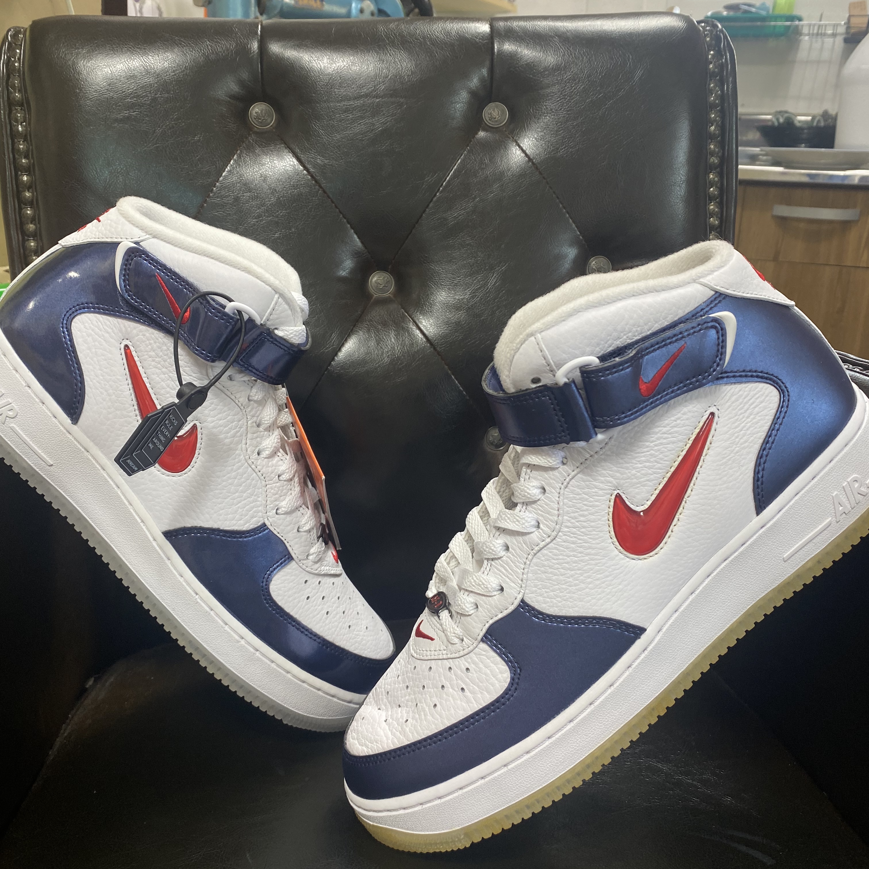 Nike Air Force 1 Mid QS University Red and Midnight Navy 착용 스타일 - 3