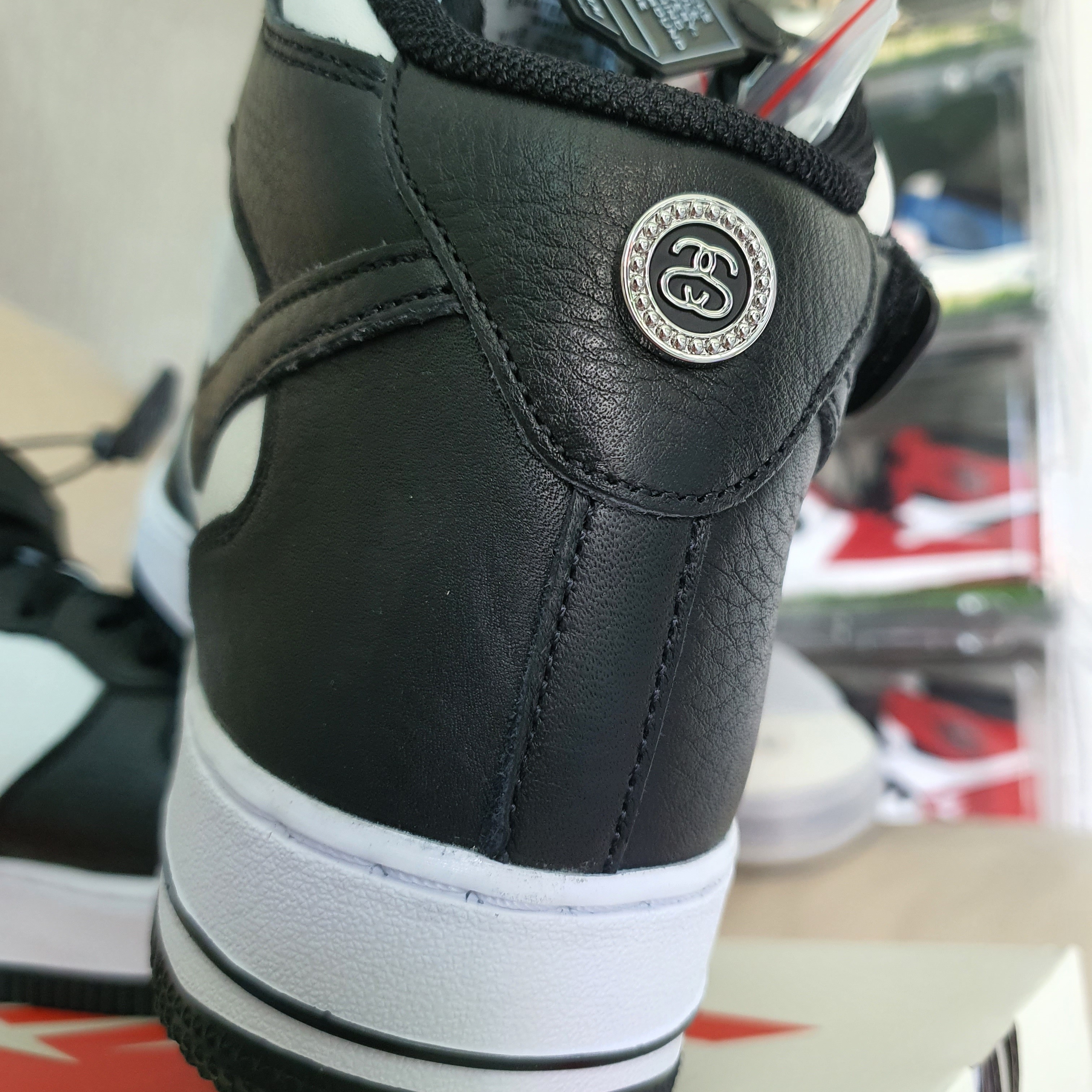 Nike x Stussy Air Force 1 '07 Mid SP Black and Light Bone, Jordan 1 Retro High OG Bleached Coral 착용 스타일 - 2