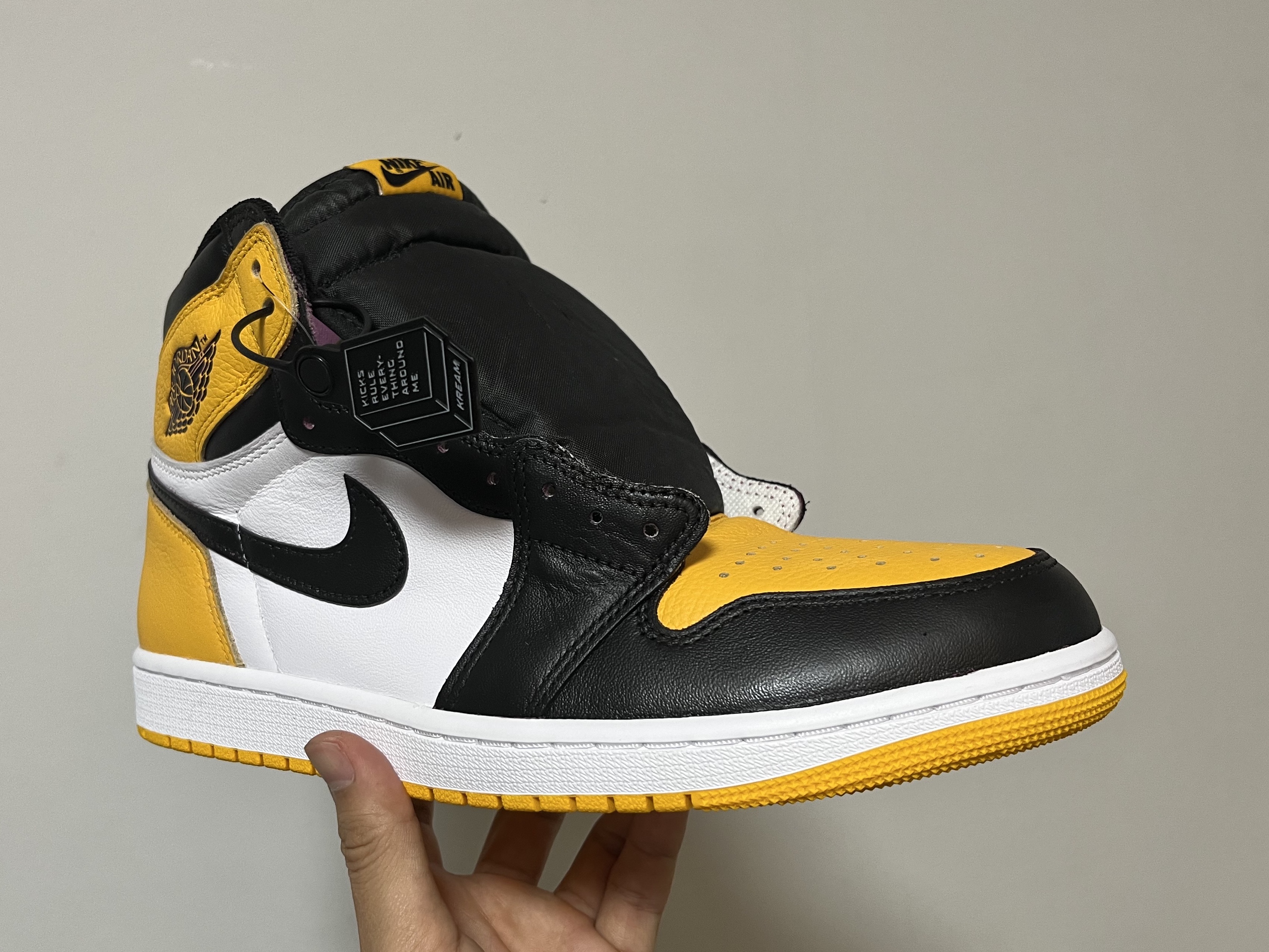 Jordan 1 Retro High OG University Gold Light Bordeaux 착용 스타일 - 2