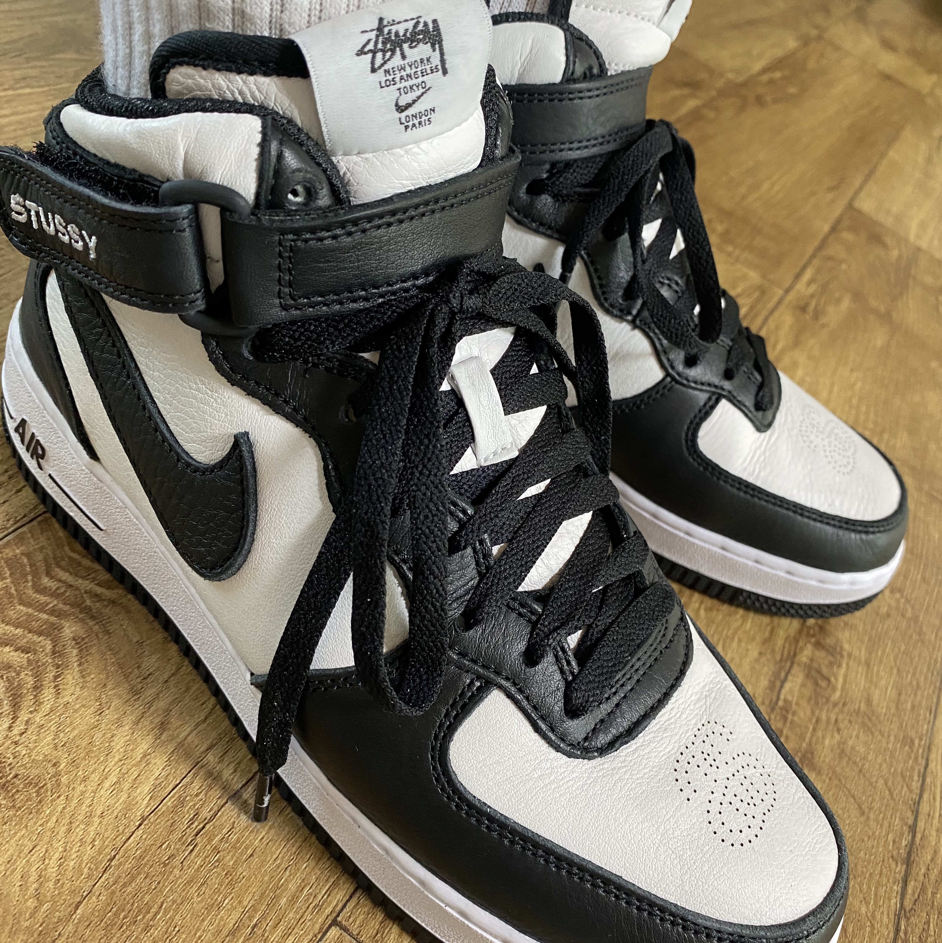 Nike x Stussy Air Force 1 '07 Mid SP Black and Light Bone 착용 스타일