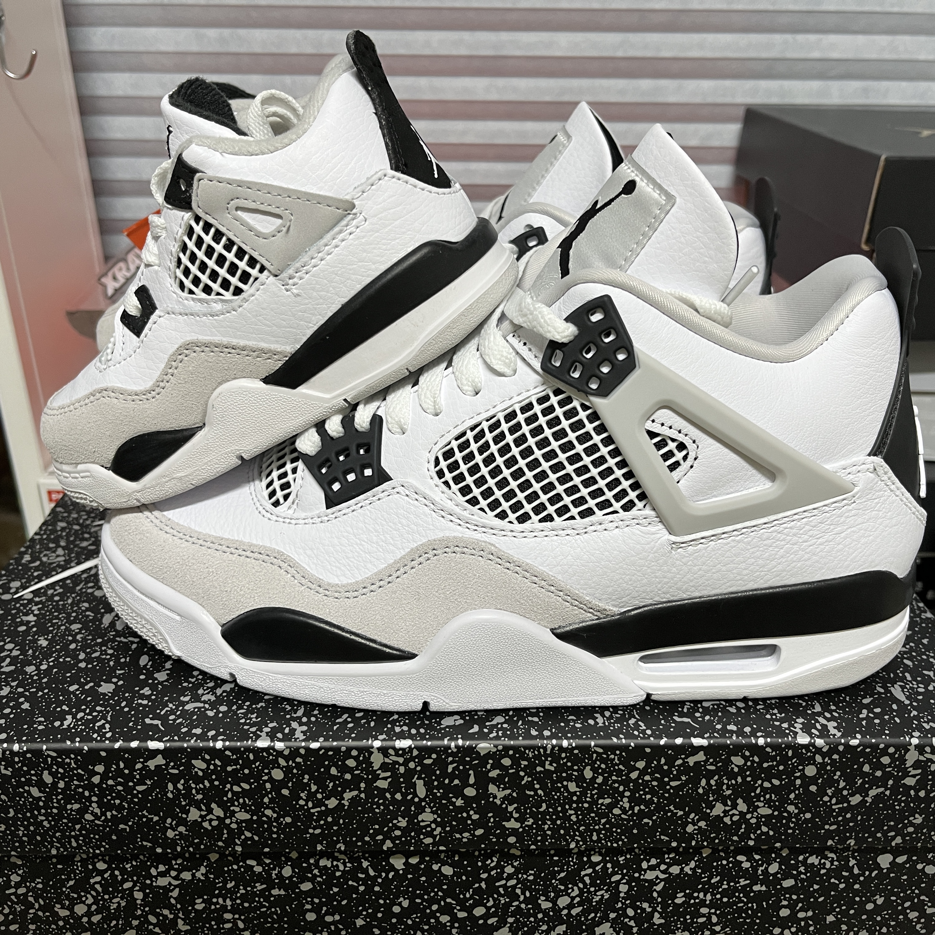 Jordan 4 Retro White and Black 착용 스타일 - 1