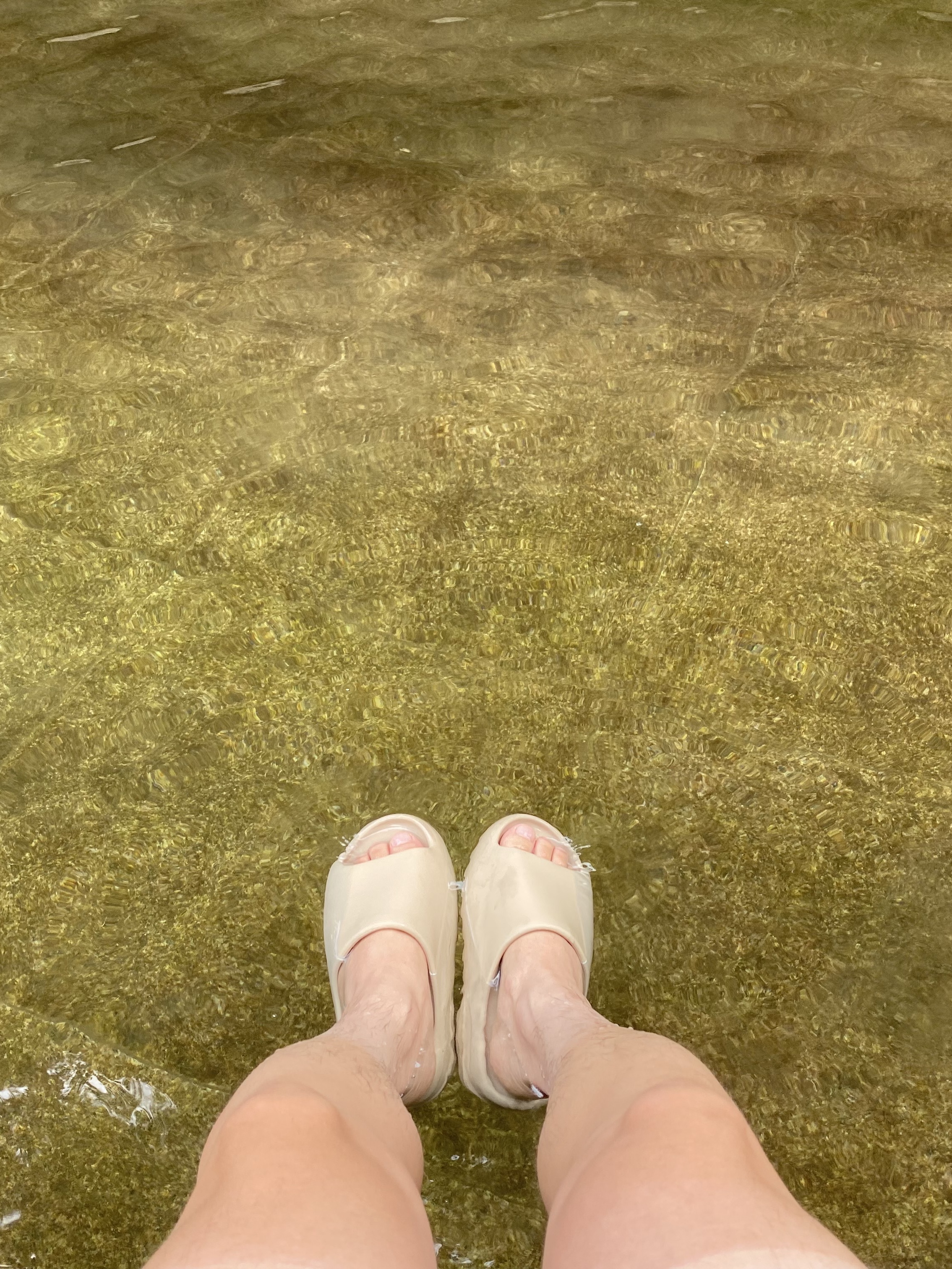 Adidas Yeezy Slide Pure 착용 스타일 - 2