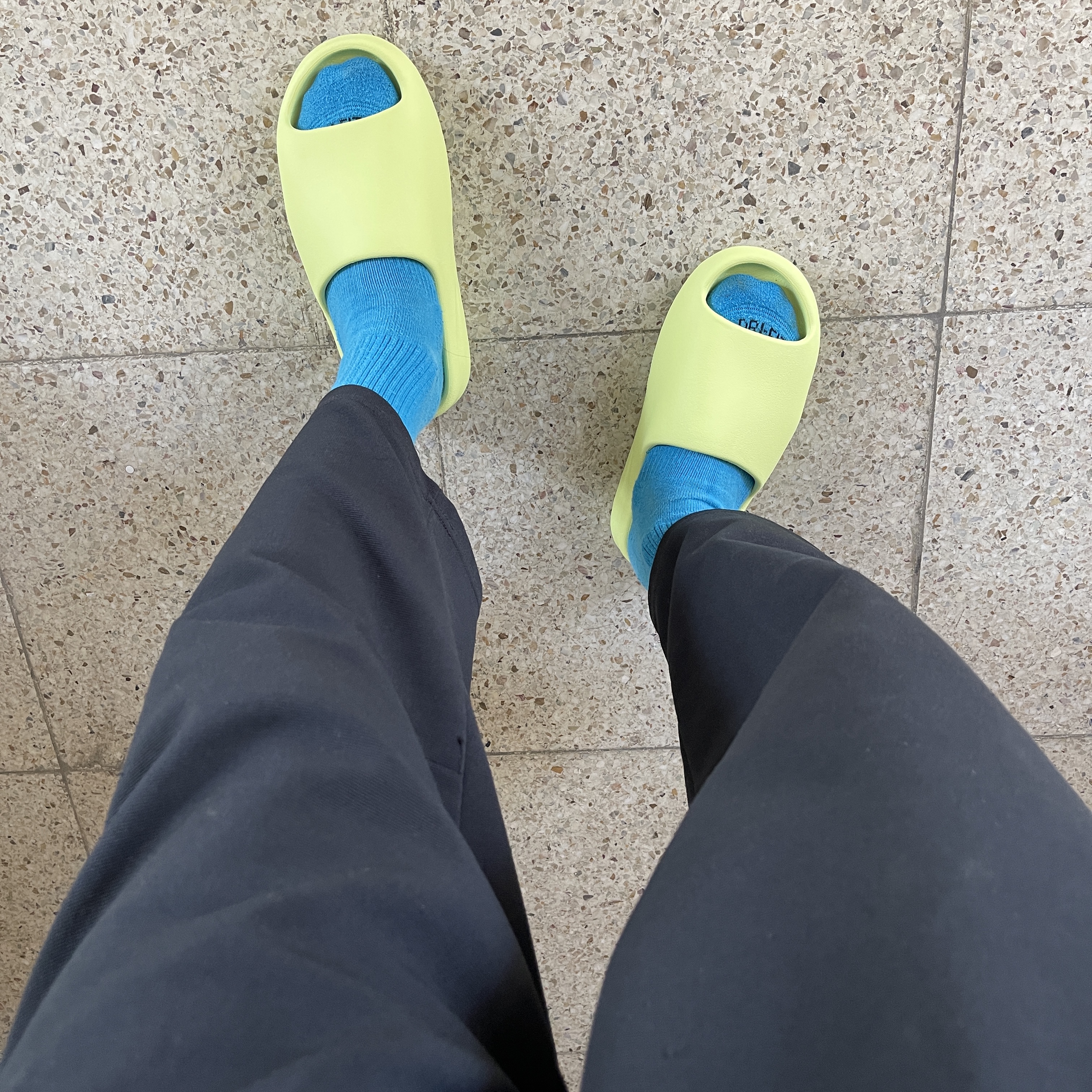 Adidas Yeezy Slide Glow Green 2022/2023 착용 스타일