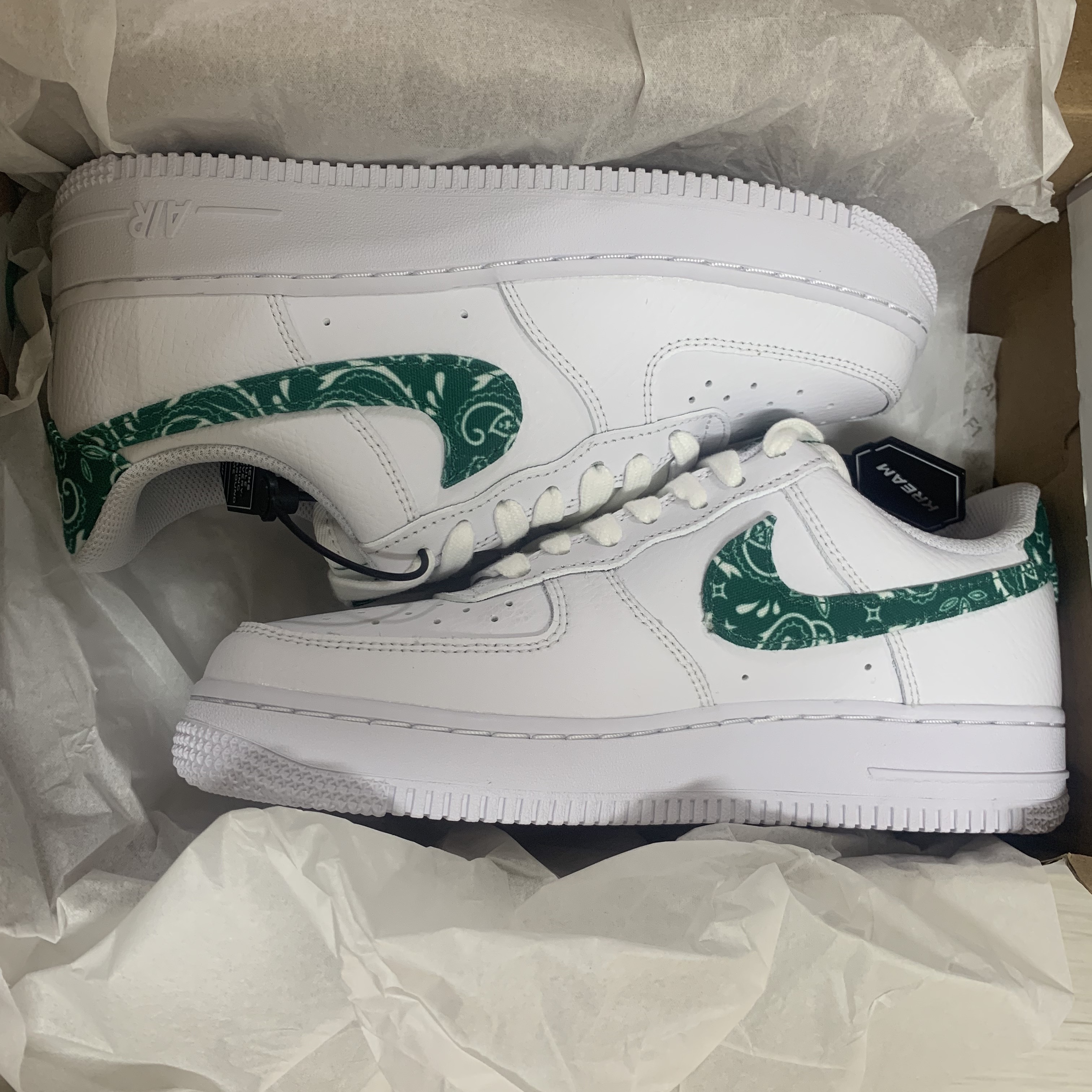 (W) Nike Air Force 1 '07 Essential Paisley Swoosh White Malachite 착용 스타일 - 3